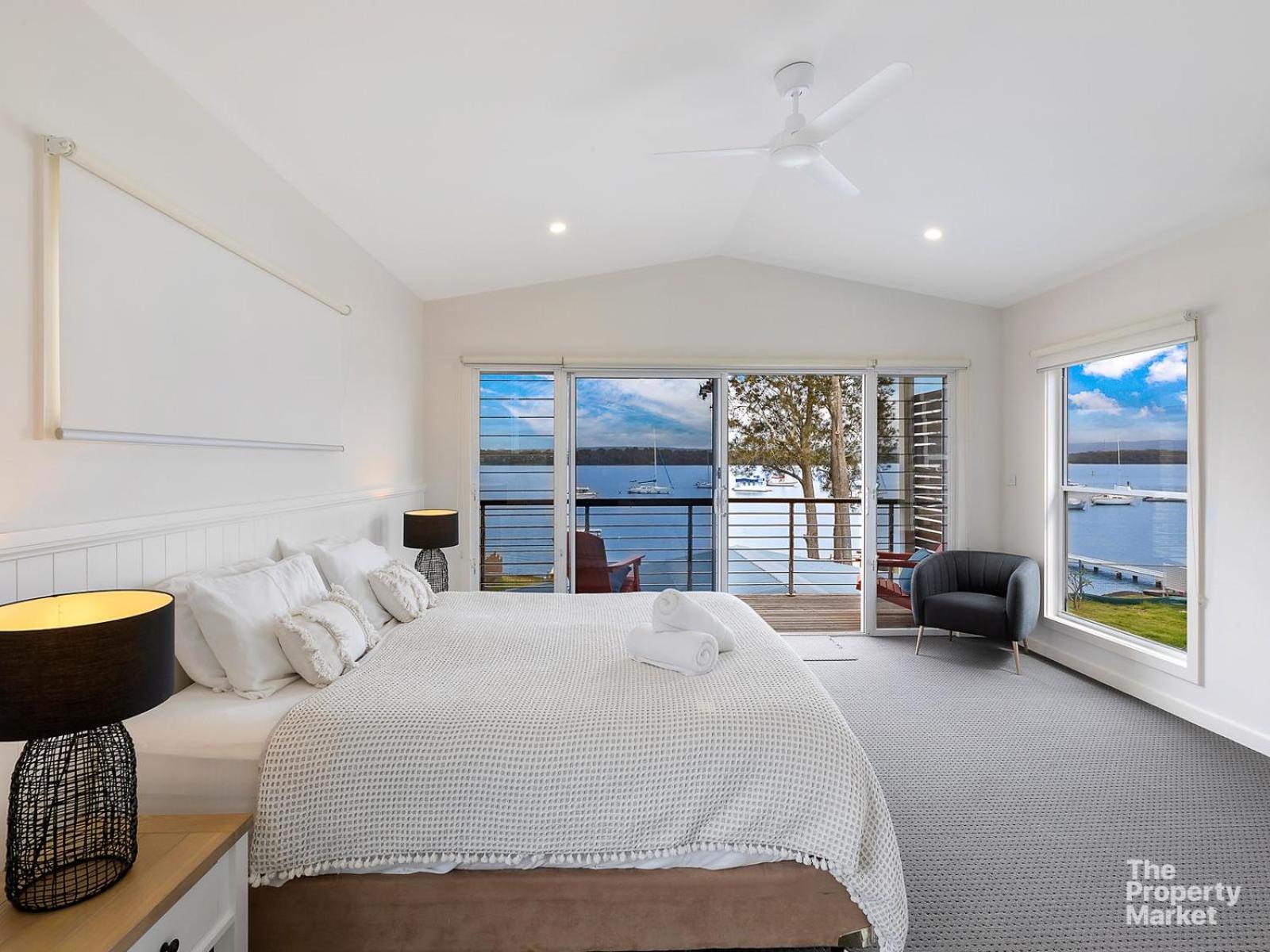 Five-Bedroom House photo 1