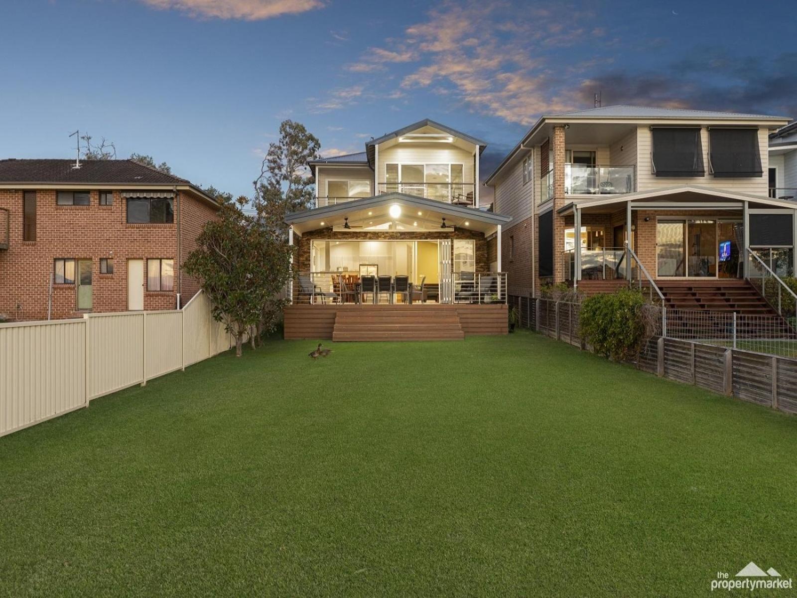 Five-Bedroom House photo 2