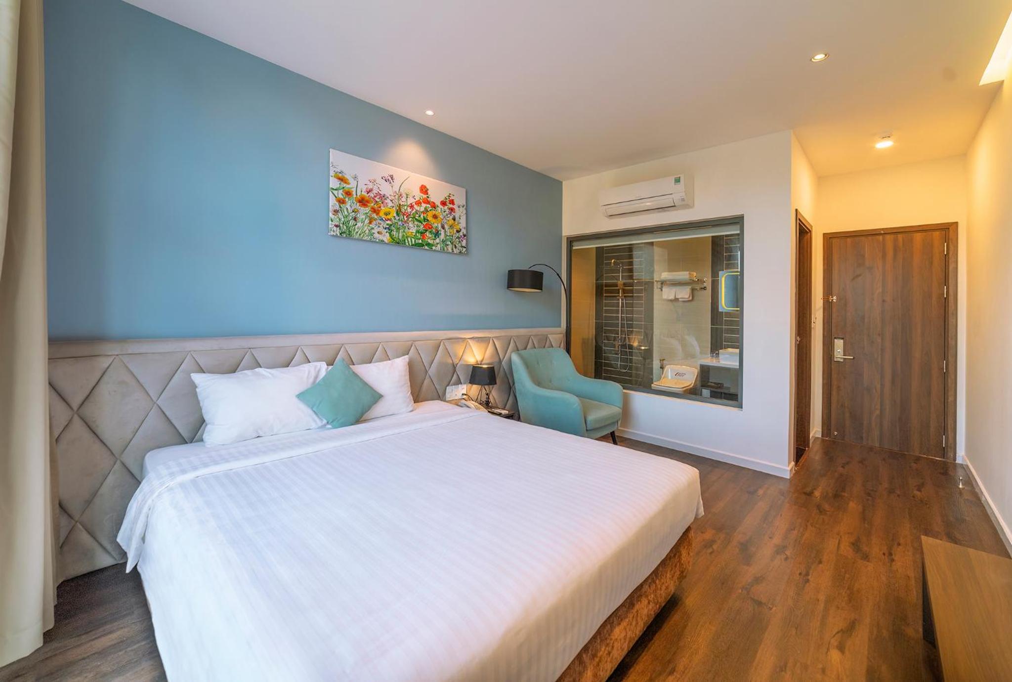 Premier Double Room with City View - Photo 4