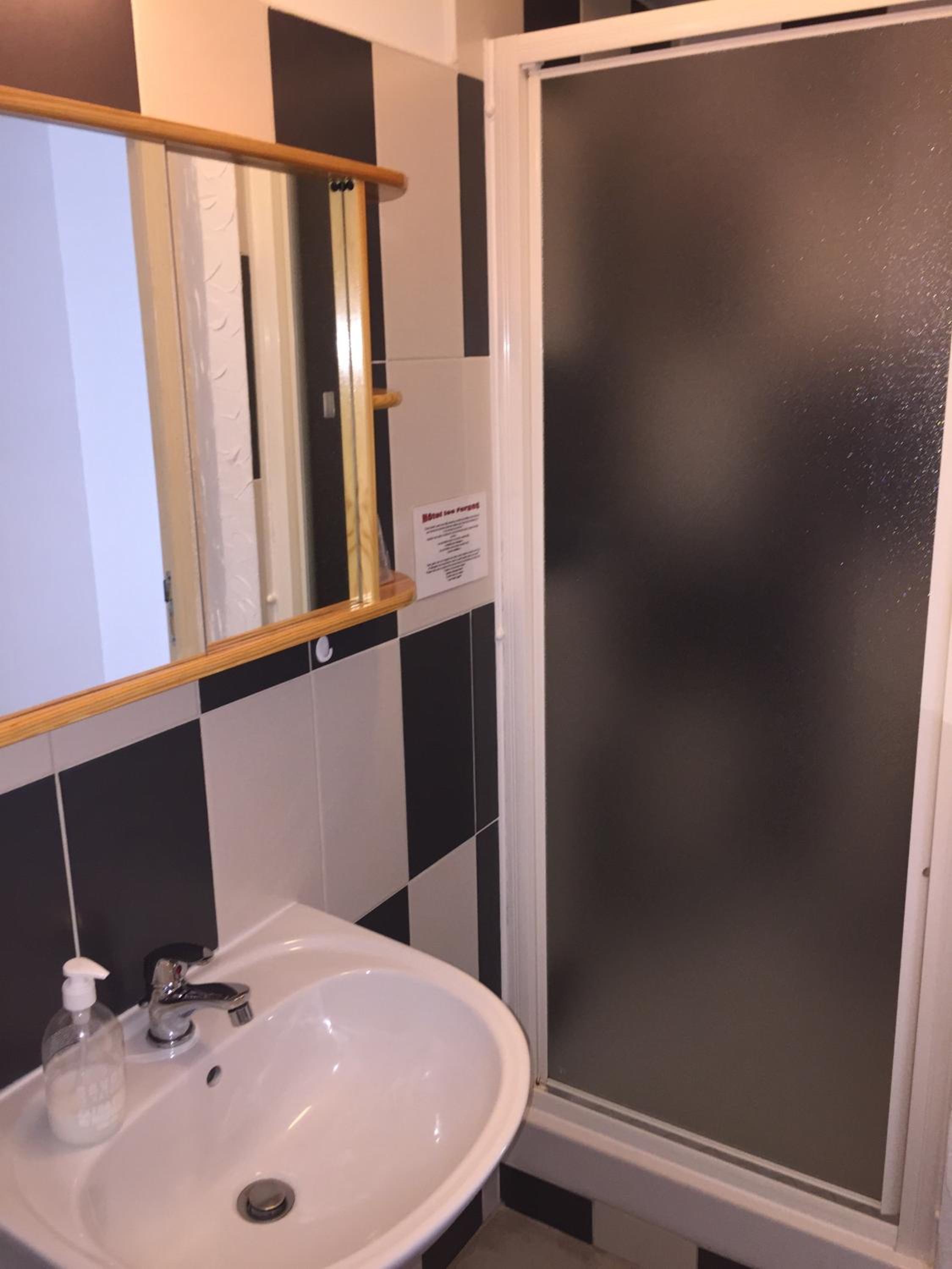 Twin Room - Photo 3