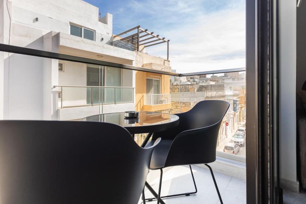 Apartment with Balcony photo 3