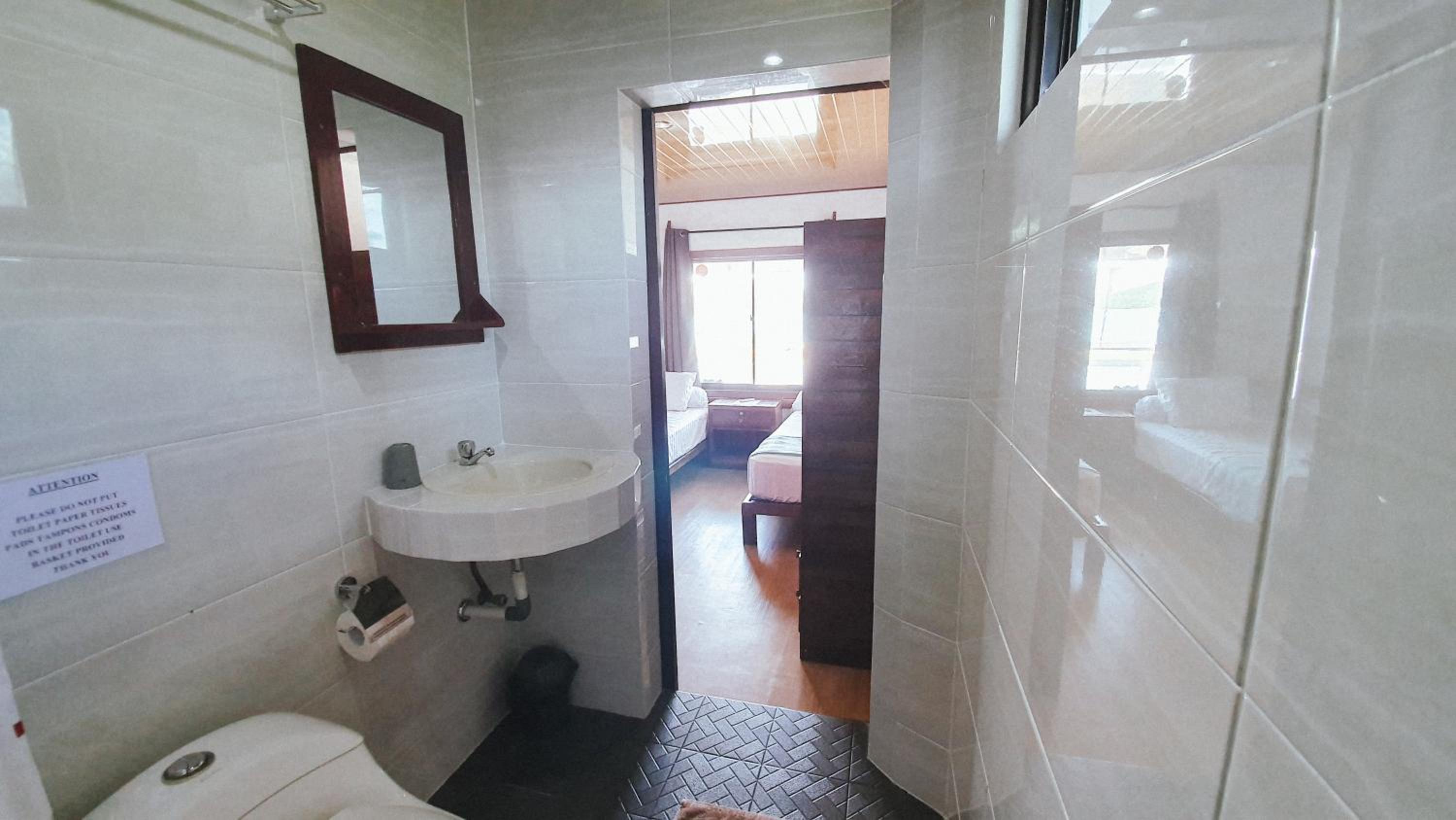 Twin Room with Private Bathroom - Photo 8