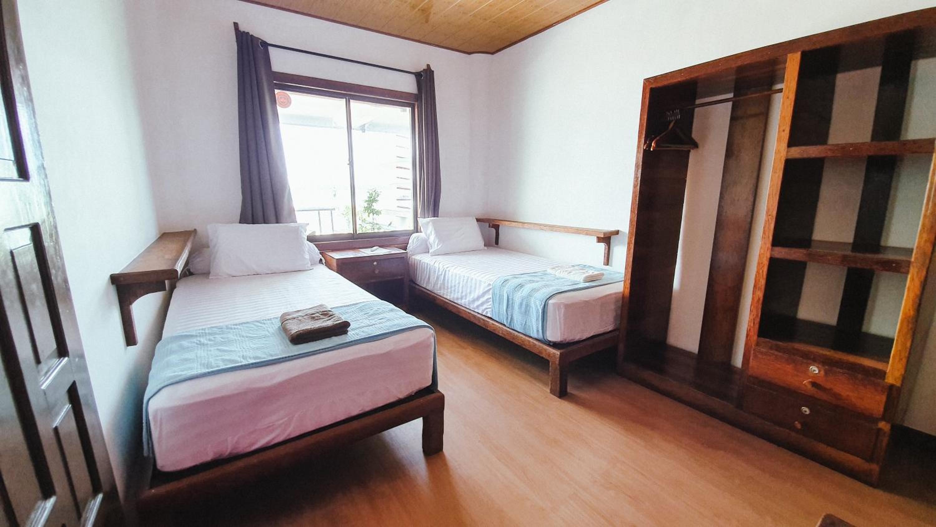 Twin Room with Private Bathroom - Photo 4