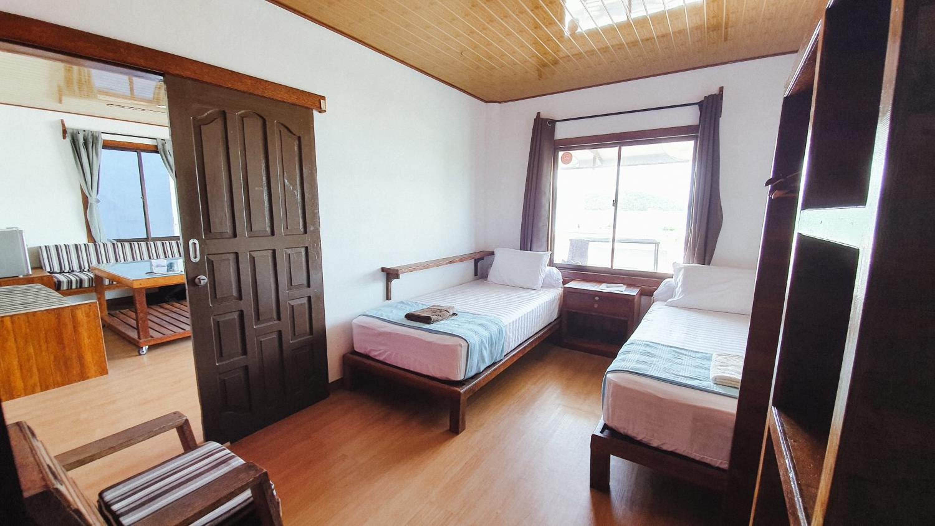 Twin Room with Private Bathroom - Photo 3
