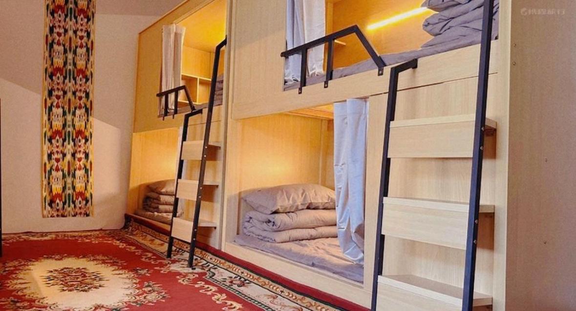 Bed in 6-Bed Female Dormitory Room with Private Bathroom photo 1