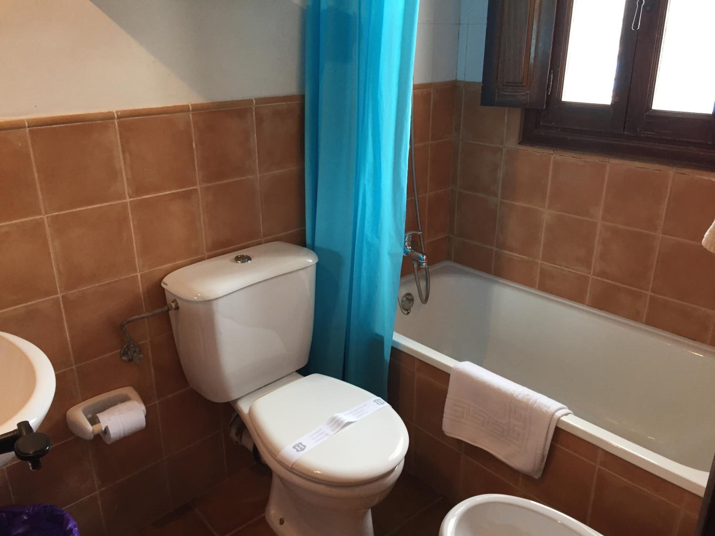Double or Twin Room - Photo 13