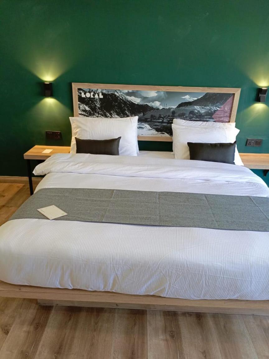 Deluxe Double Room (2 Adults + 1 Child)