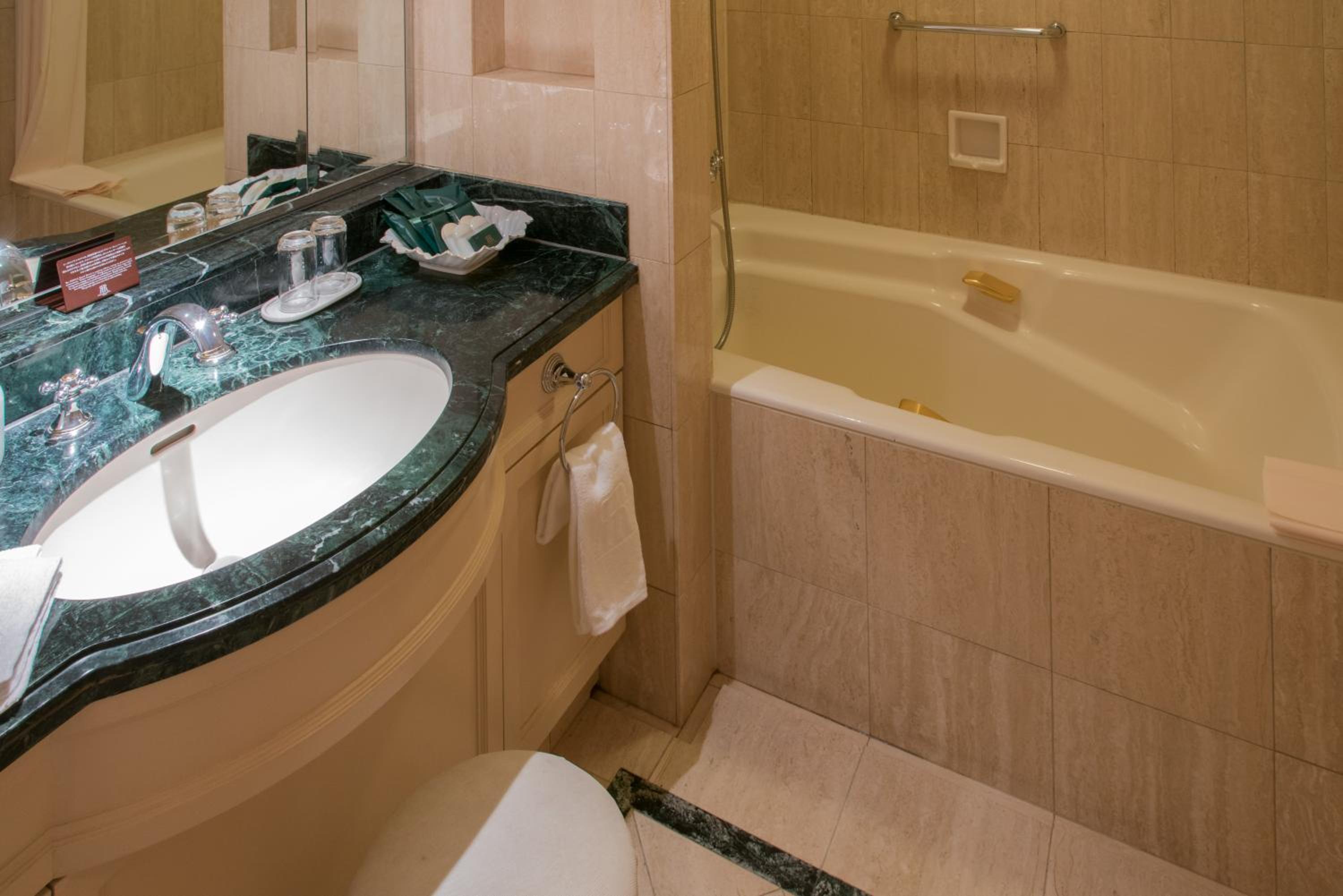 Executive Floor - Deluxe Double Room - Non-Smoking - Free access to gym & pool with breakfast