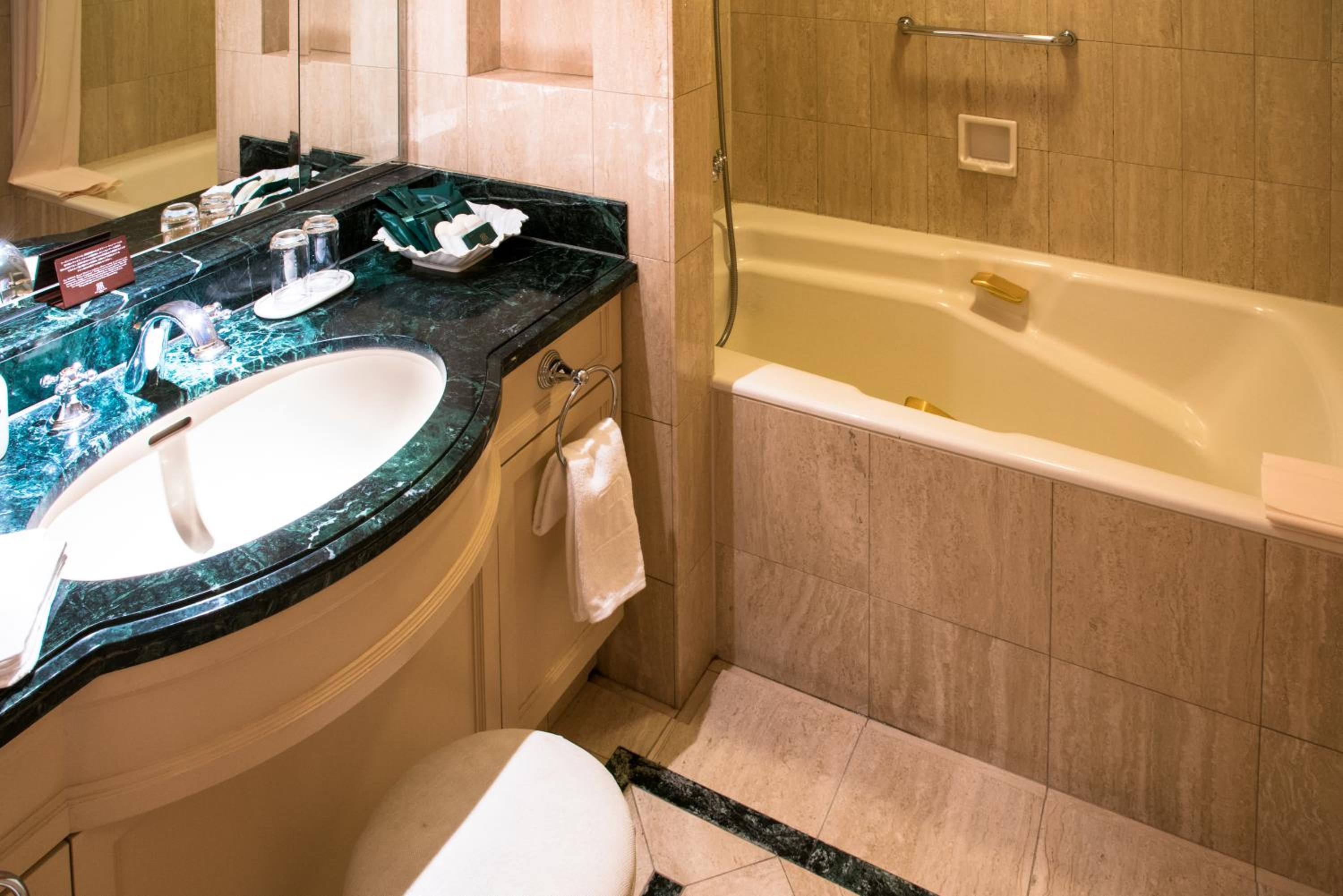 Executive Floor - Luxury Twin Room - Non-Smoking - Free access to gym & pool with breakfast
