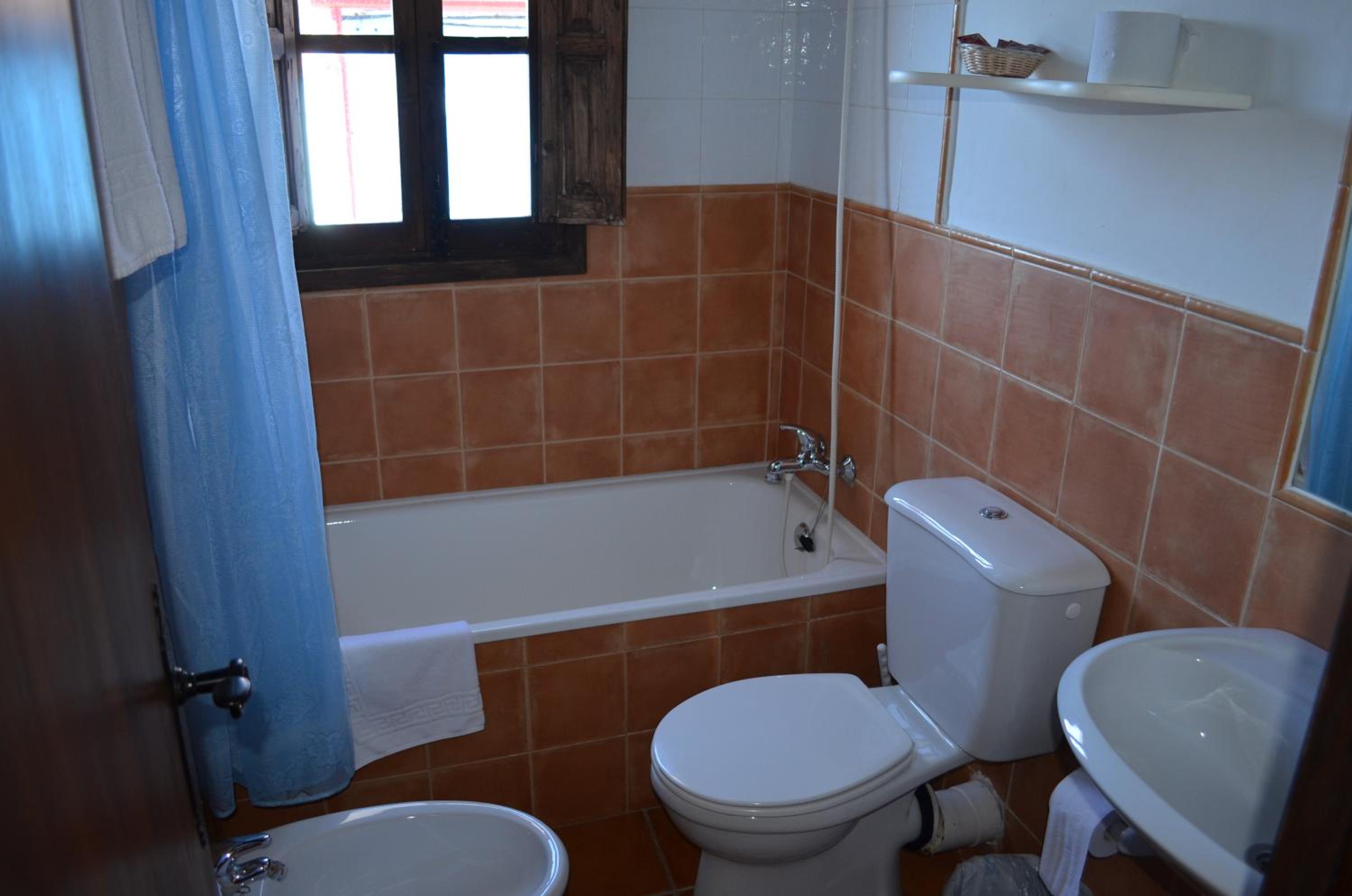 Double or Twin Room - Photo 8