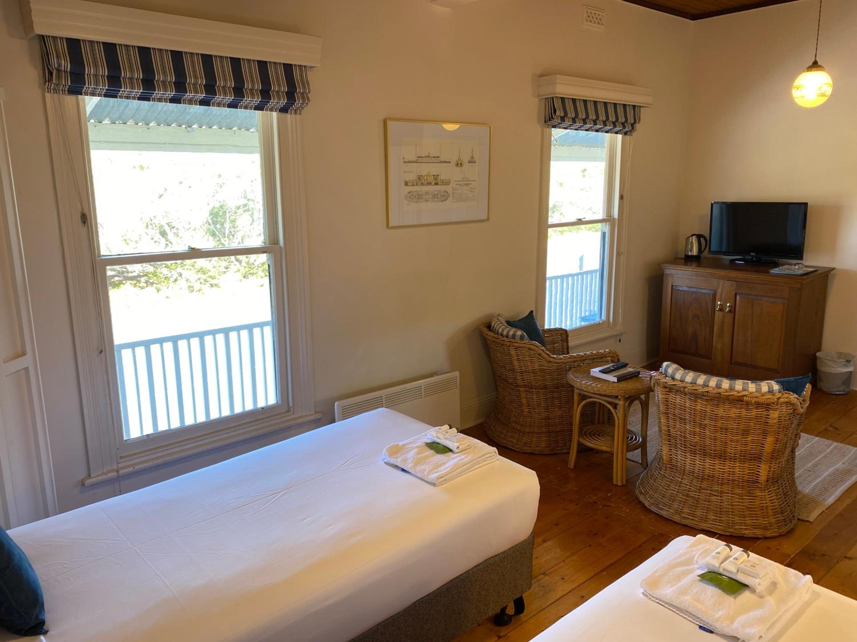 Twin Room with Private External Bathroom - Photo 4