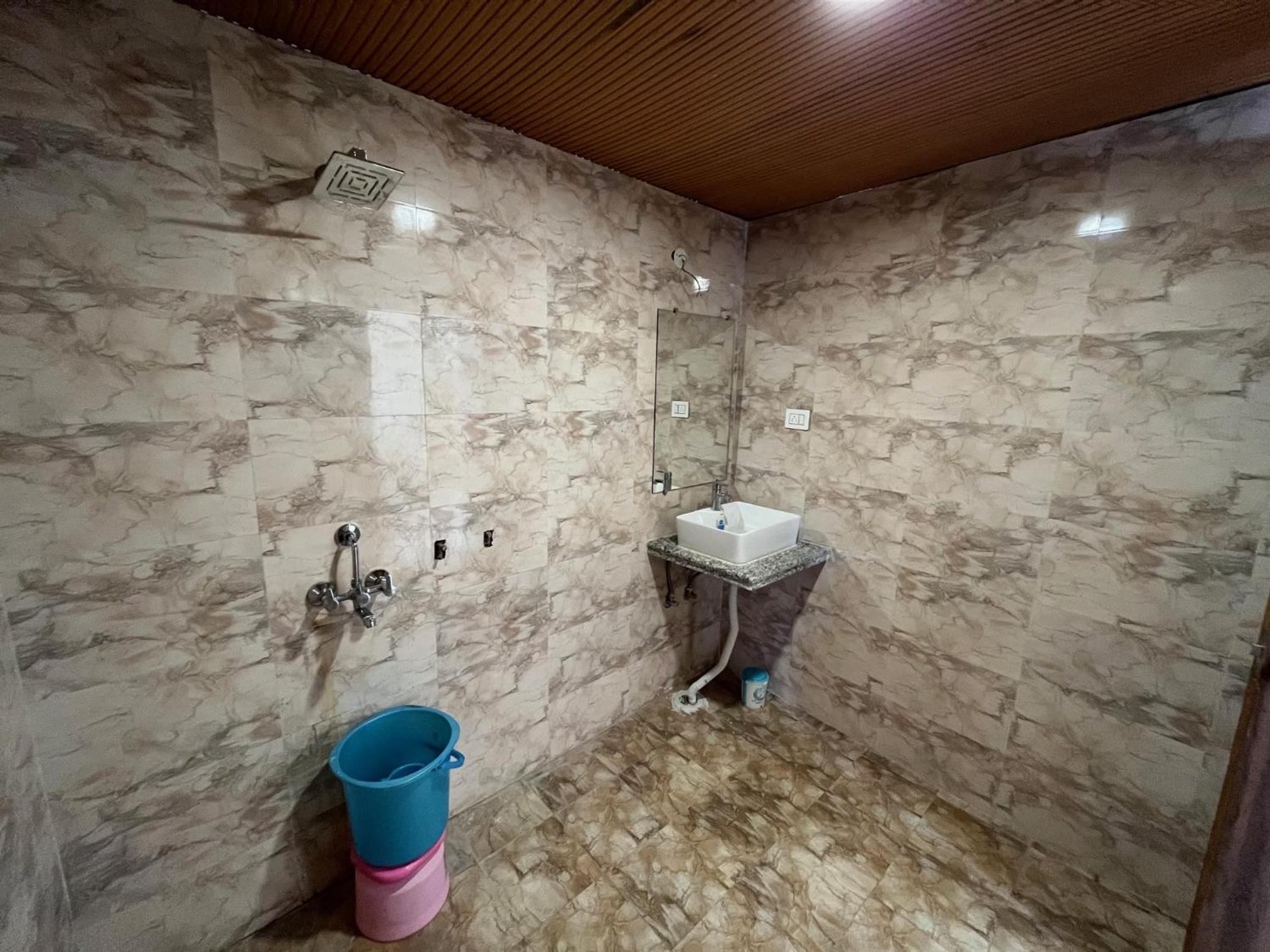 Deluxe Room - Photo 11
