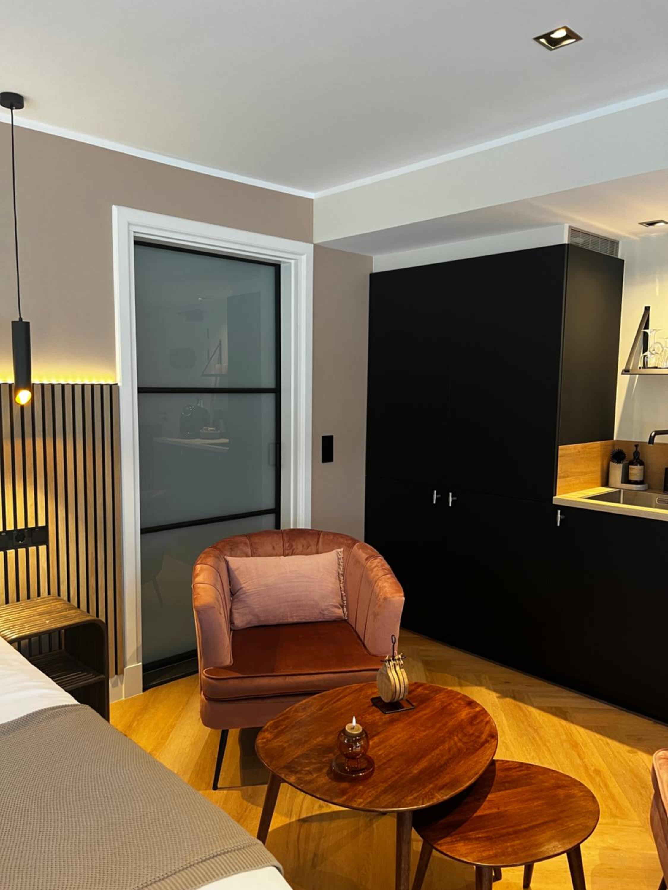 Deluxe Double Room with Bath - Photo 10