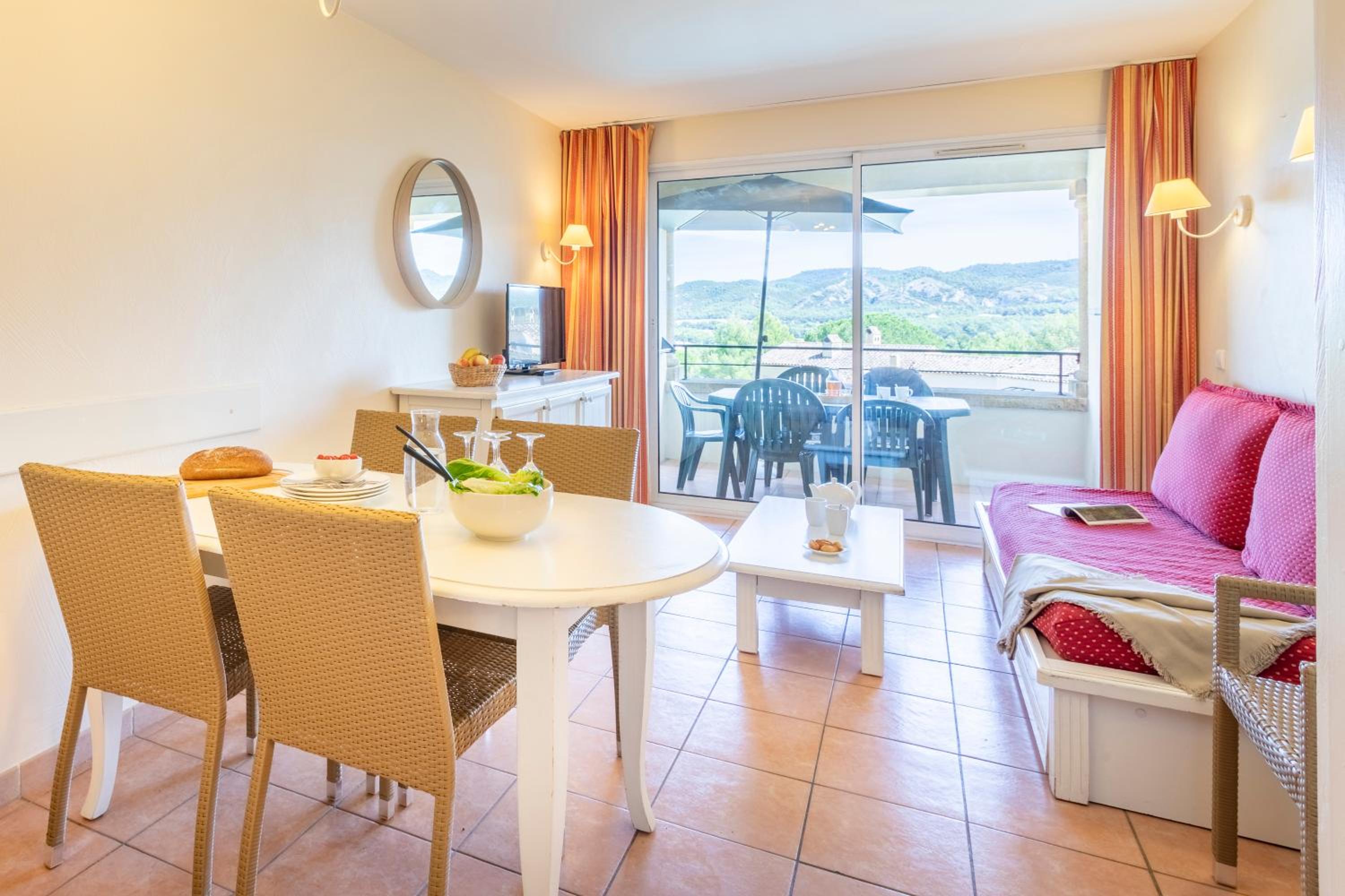 Superior One-Bedroom Apartment with Air Conditioning, Sleeping Alcove and Terrace or Balcony (6 People) photo 1