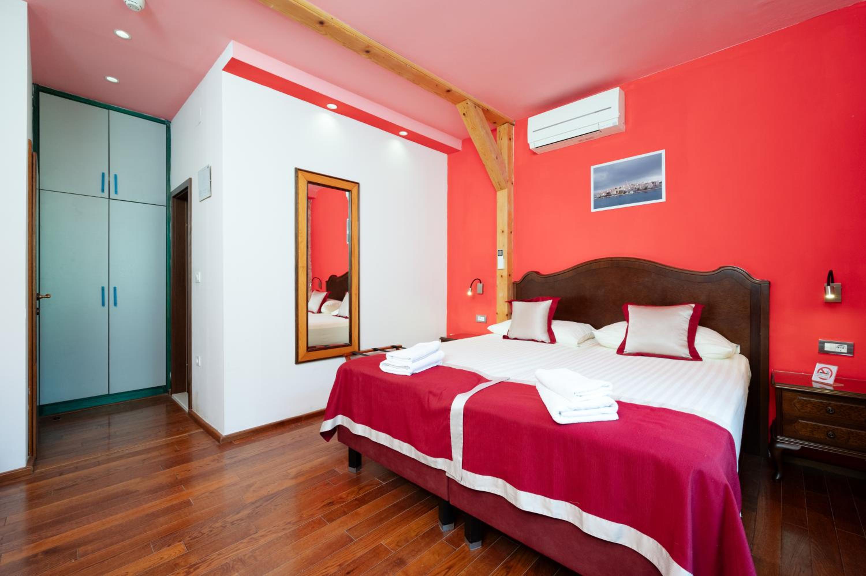 Double Room - Photo 11
