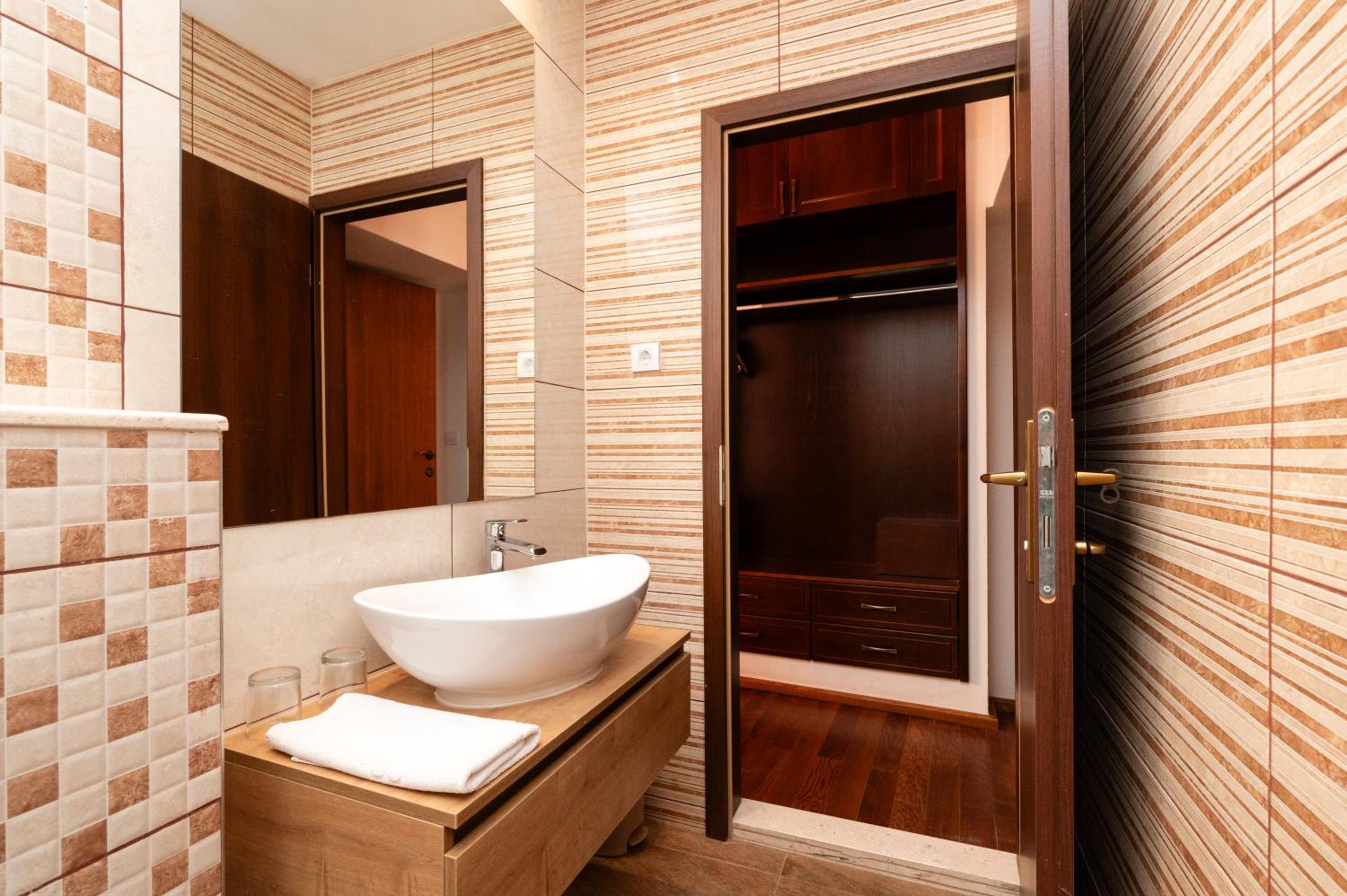 Double Room - Photo 6