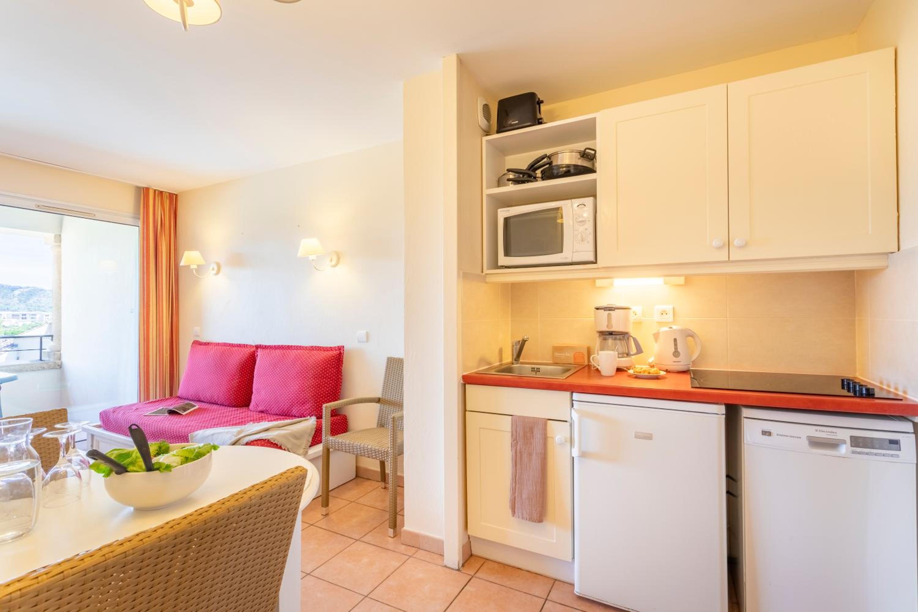 Superior One-Bedroom Apartment with Air Conditioning, Sleeping Alcove and Terrace or Balcony (6 People) photo 2