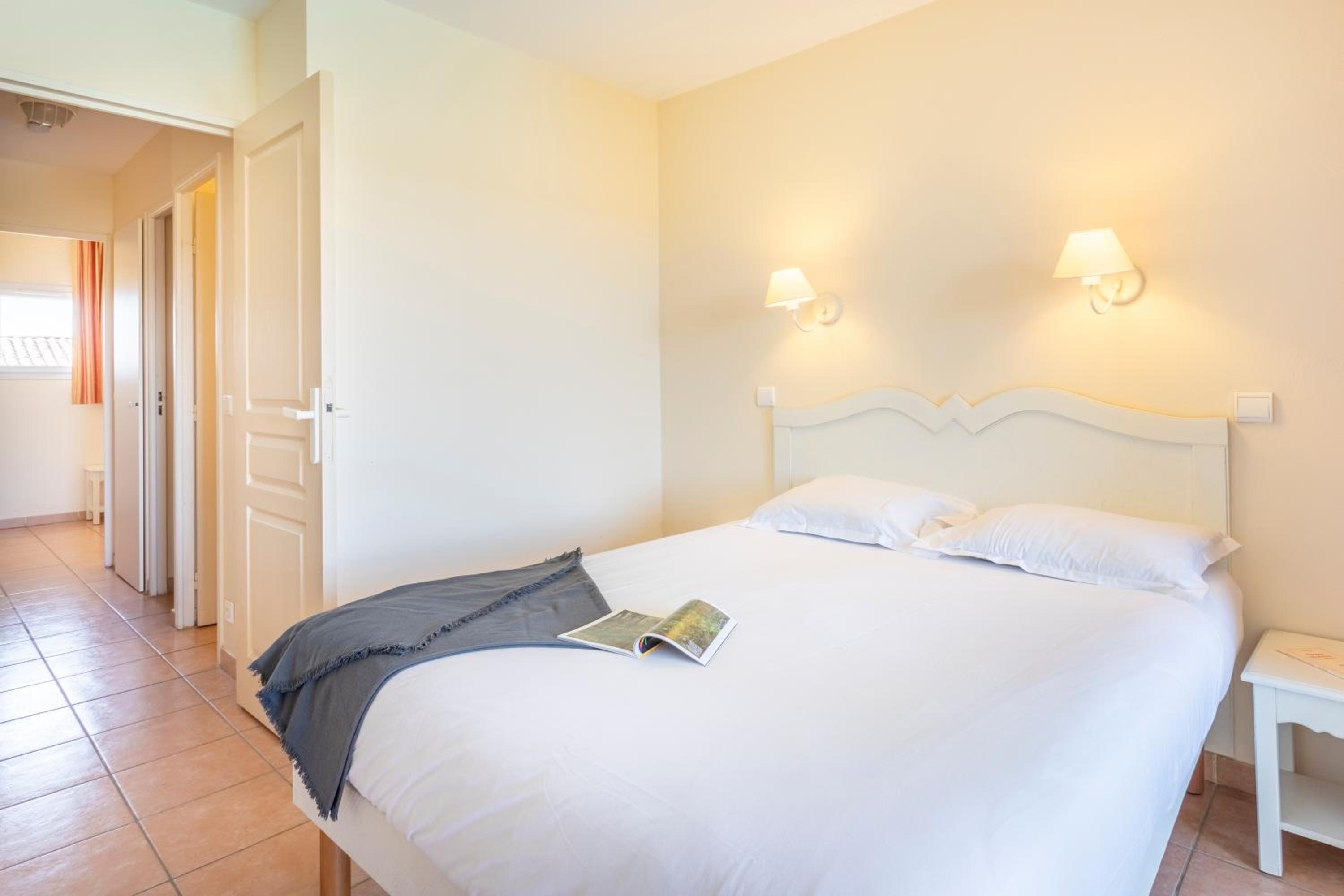 Superior One-Bedroom Apartment with Air Conditioning, Sleeping Alcove and Terrace or Balcony (6 People) photo 3