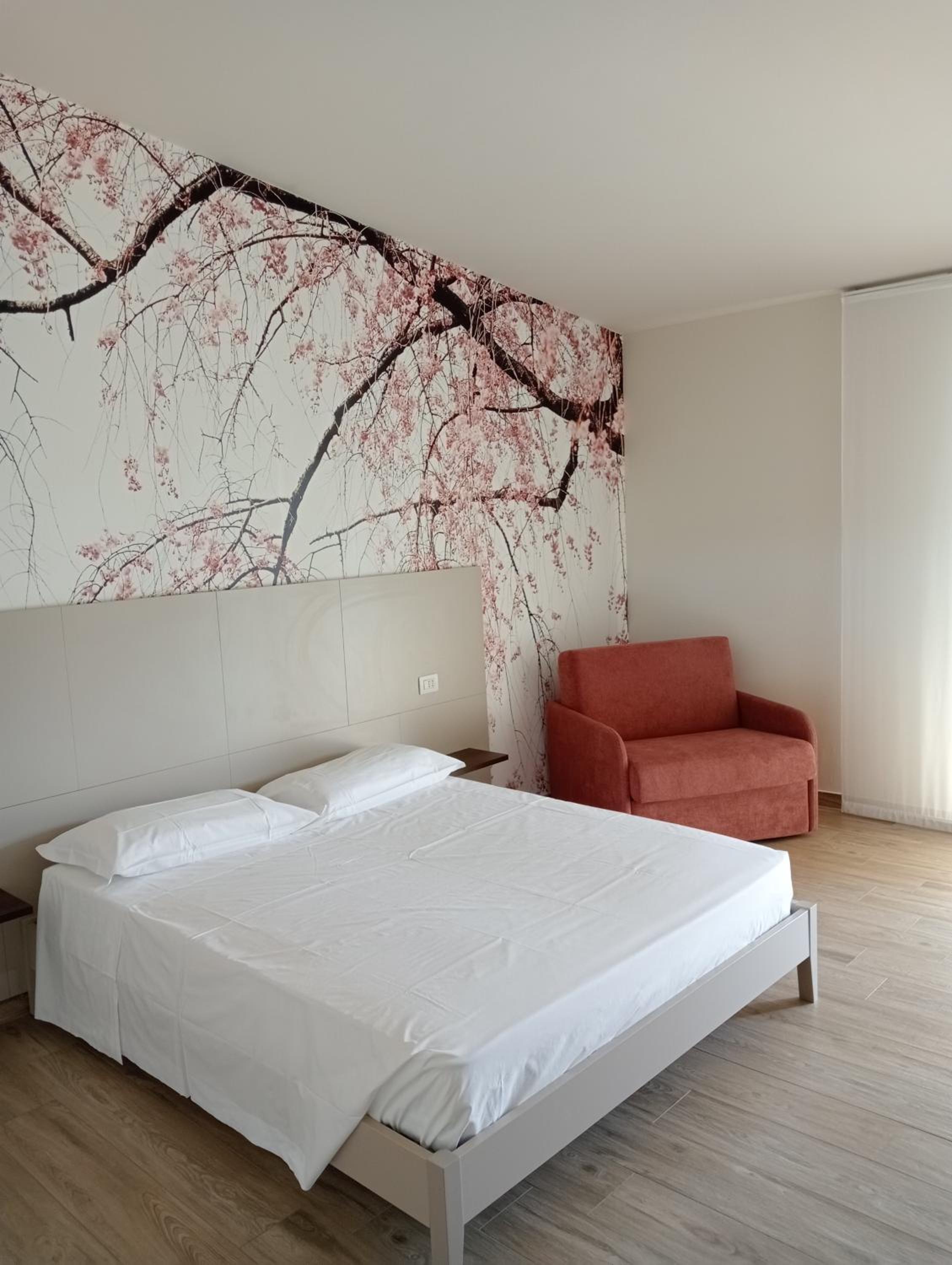 King Room with Lake View - Photo 10