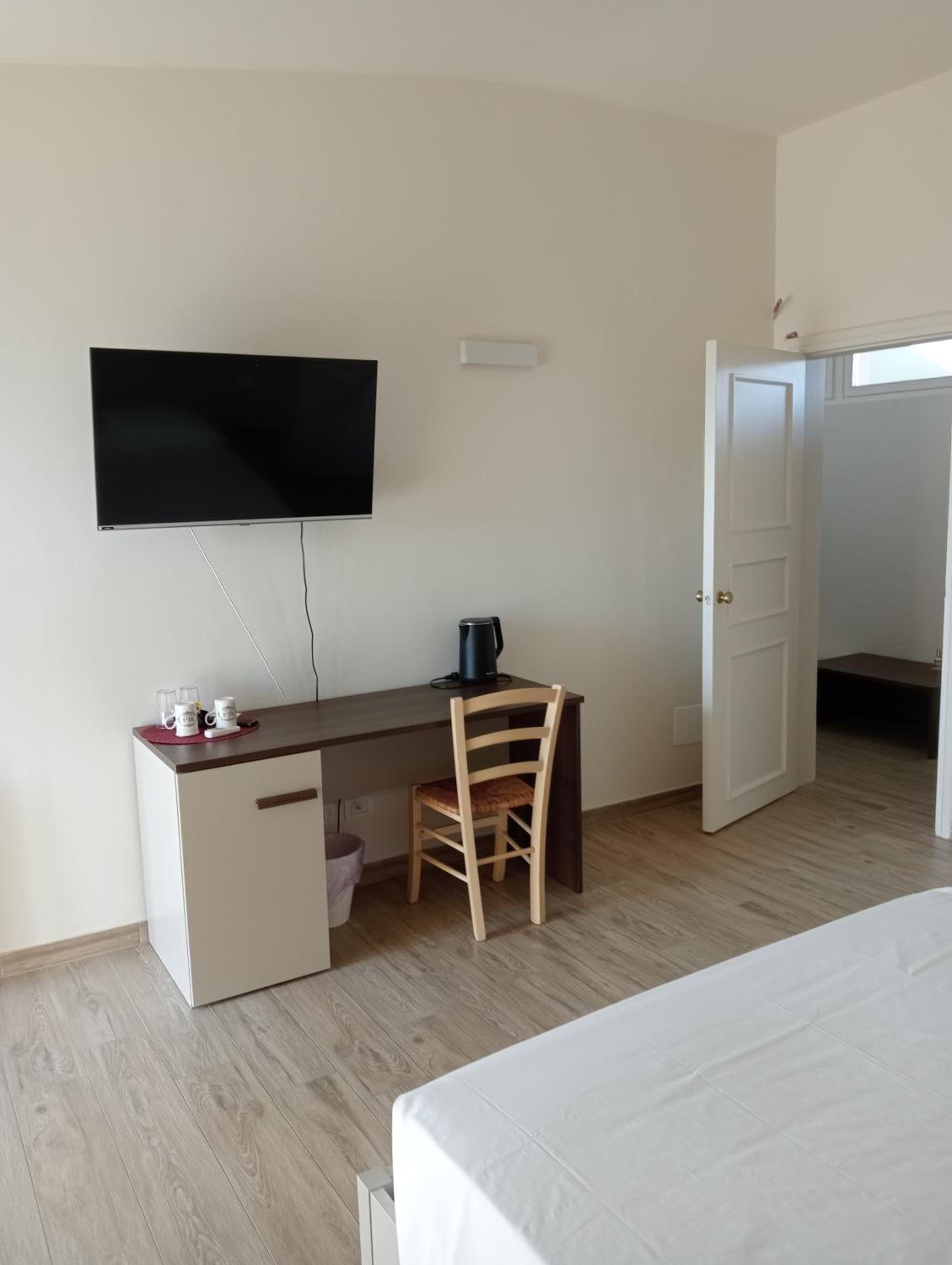 King Room with Lake View - Photo 11