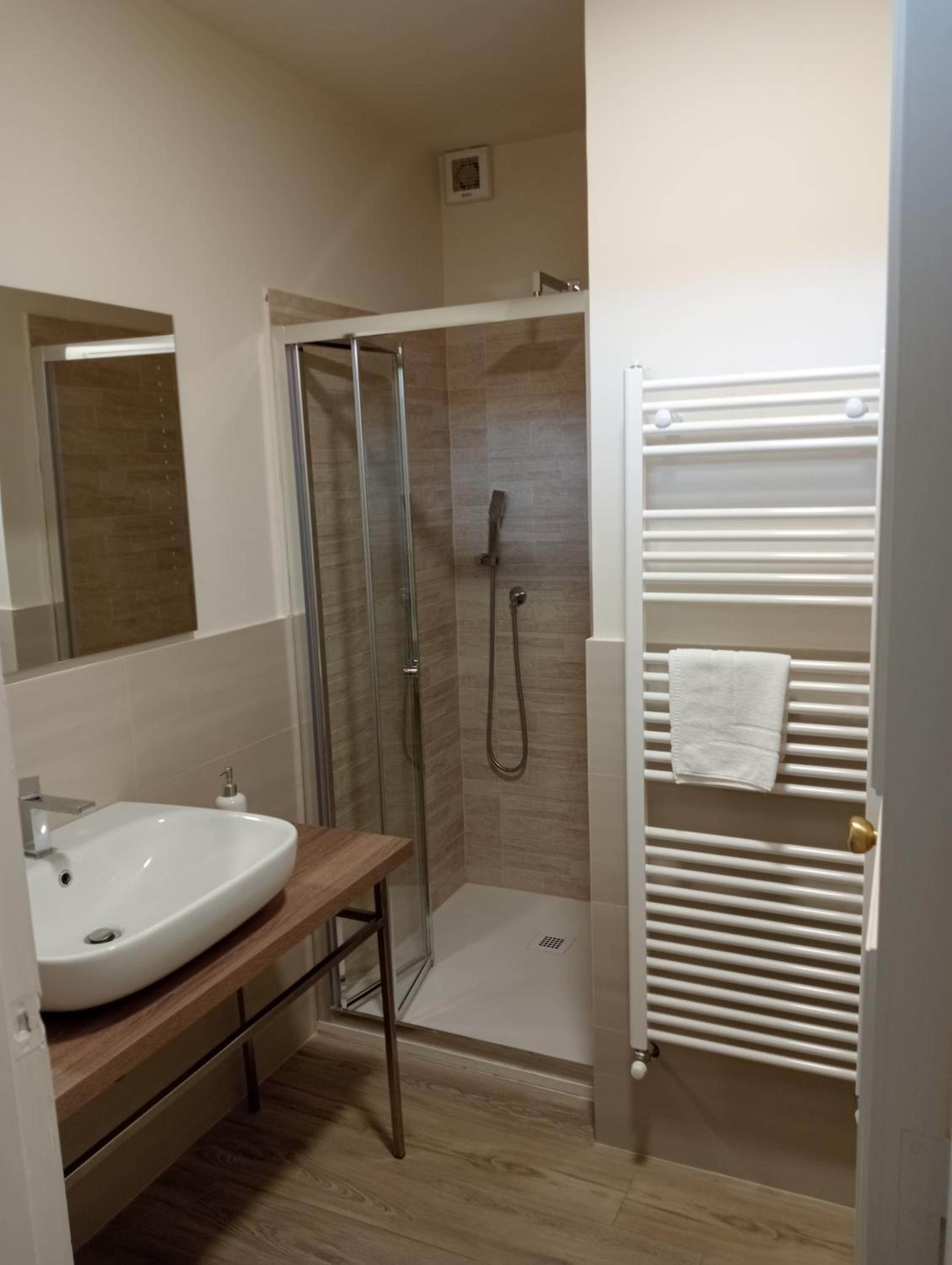 King Room with Lake View - Photo 13
