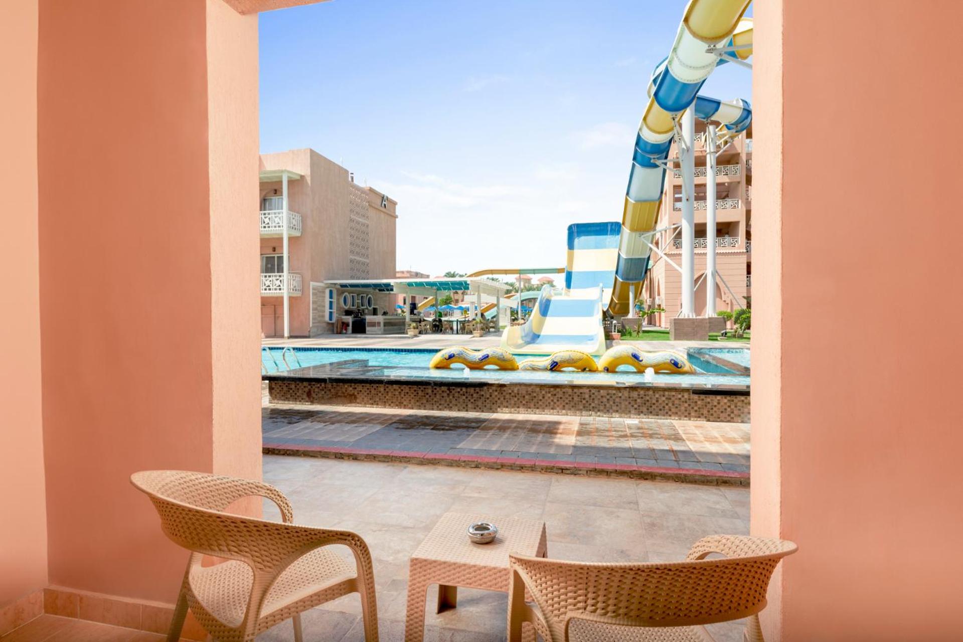 Double Room with Pool View - Photo 2