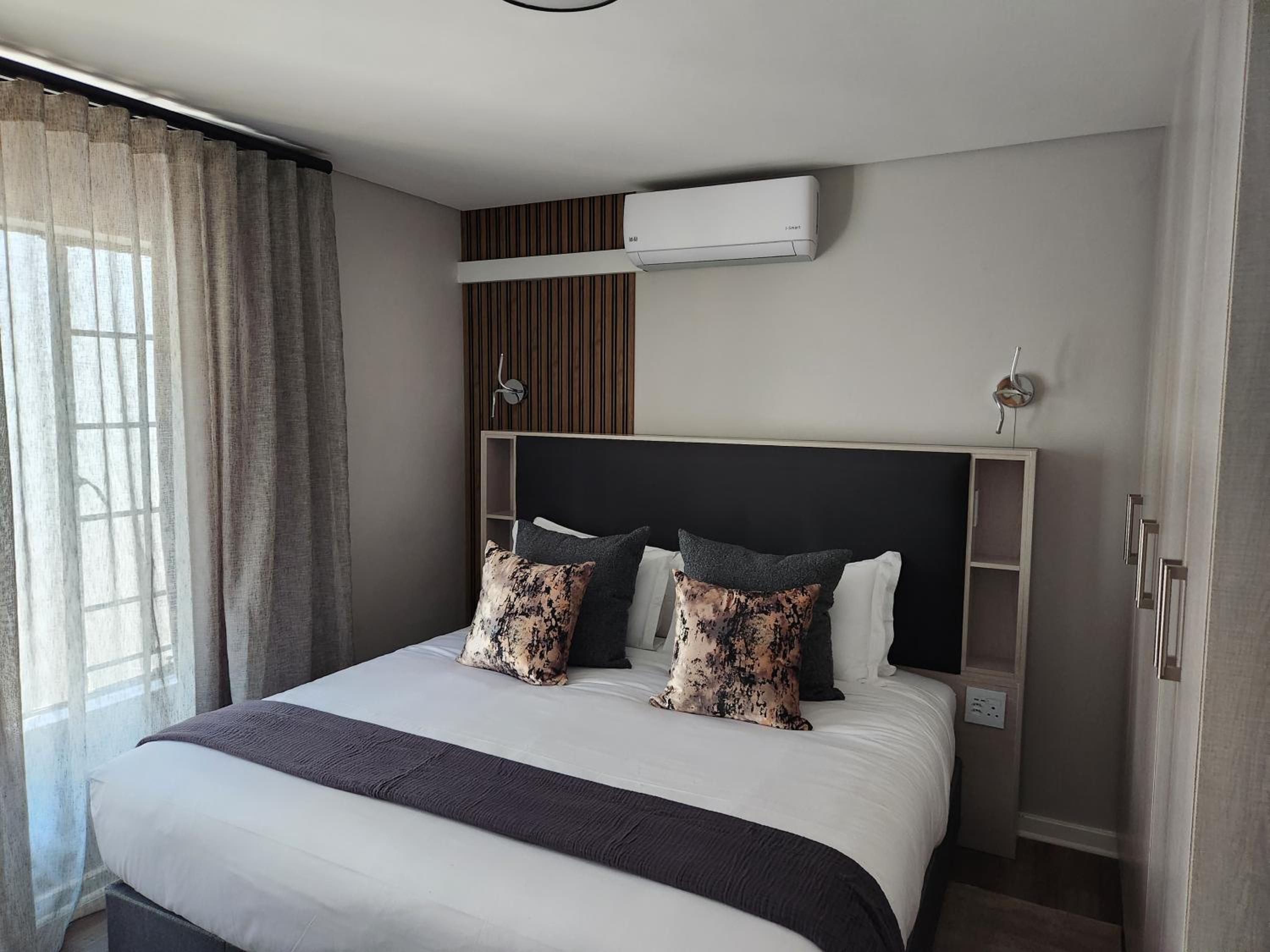 Luxury Apartment - Photo 2