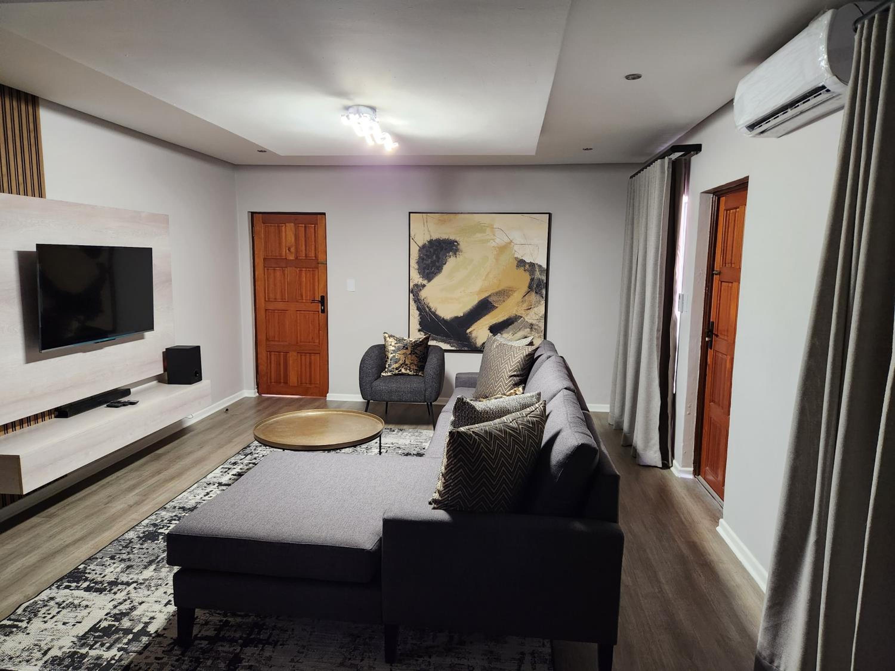 Luxury Apartment - Photo 3