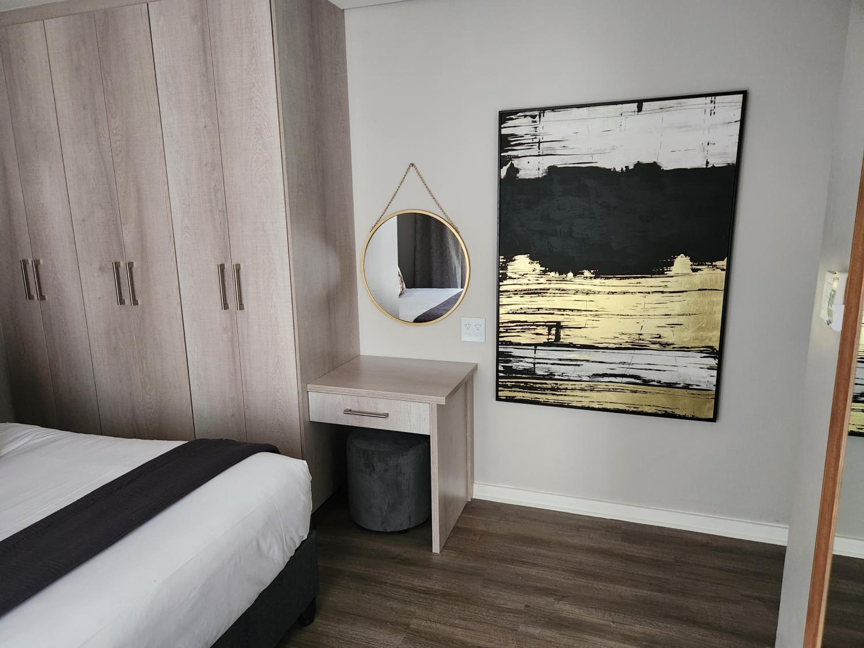 Luxury Apartment - Photo 8