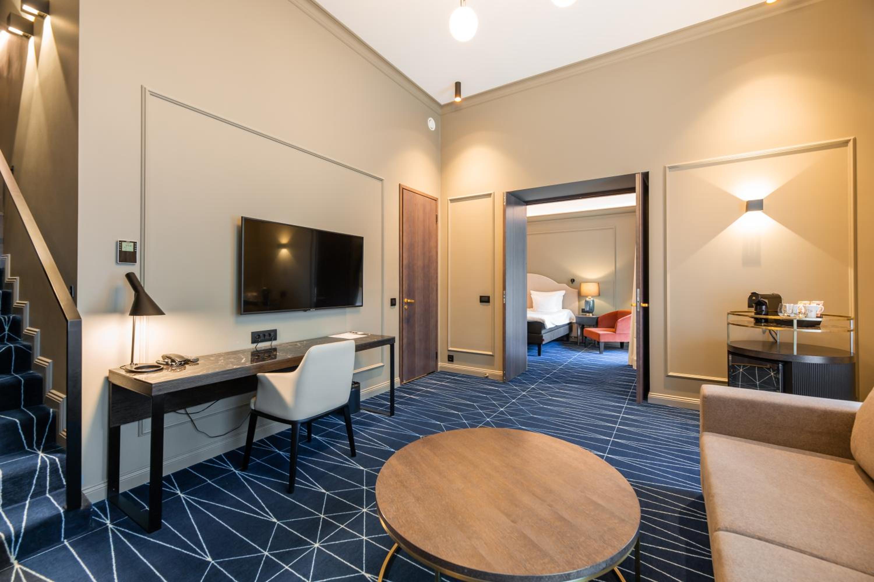 Deluxe Suite with One Double Bed and Balcony - Photo 3