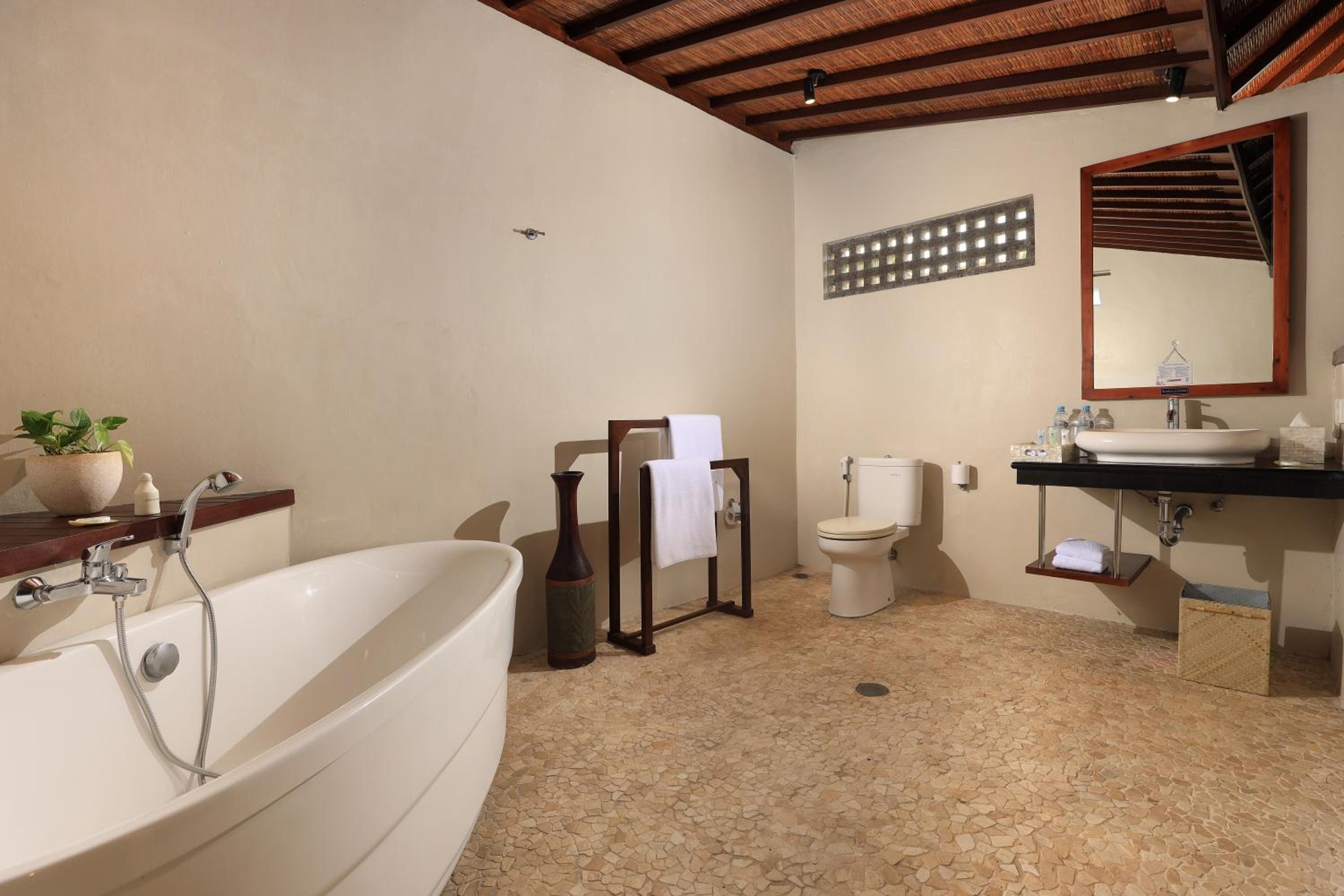 Rooftop Suite - One-Bedroom - Photo 5