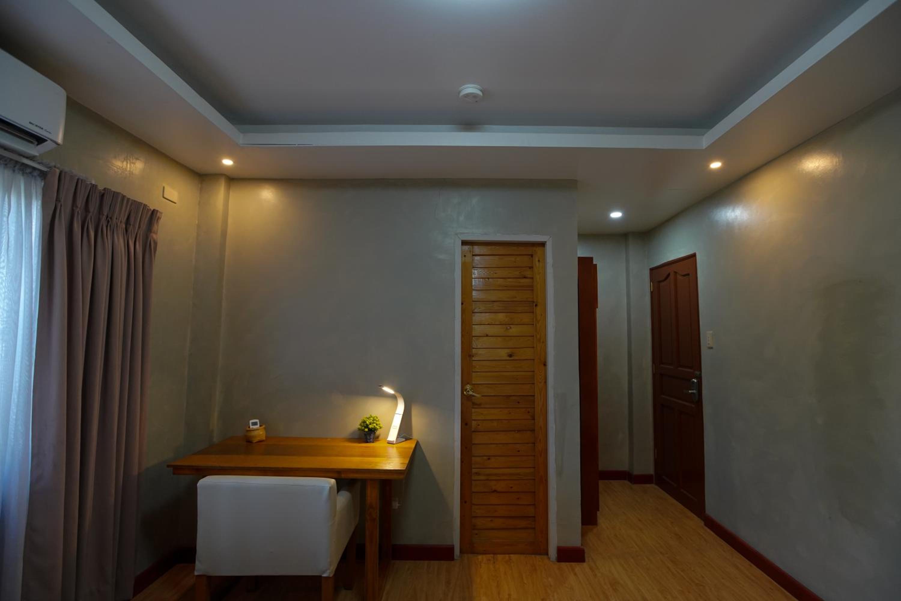 Deluxe Family Suite - Photo 20