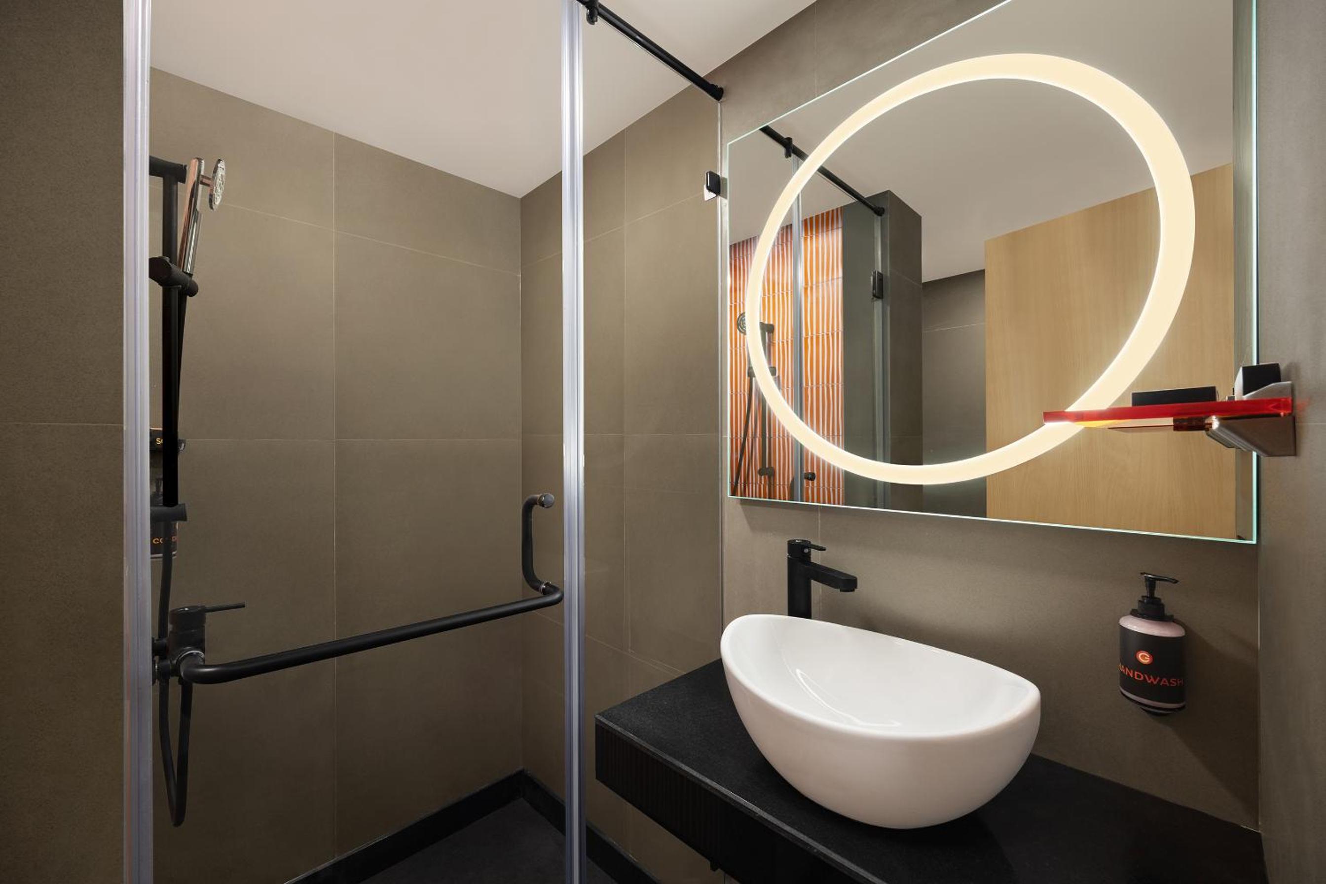 Luxe Queen Room - Photo 6