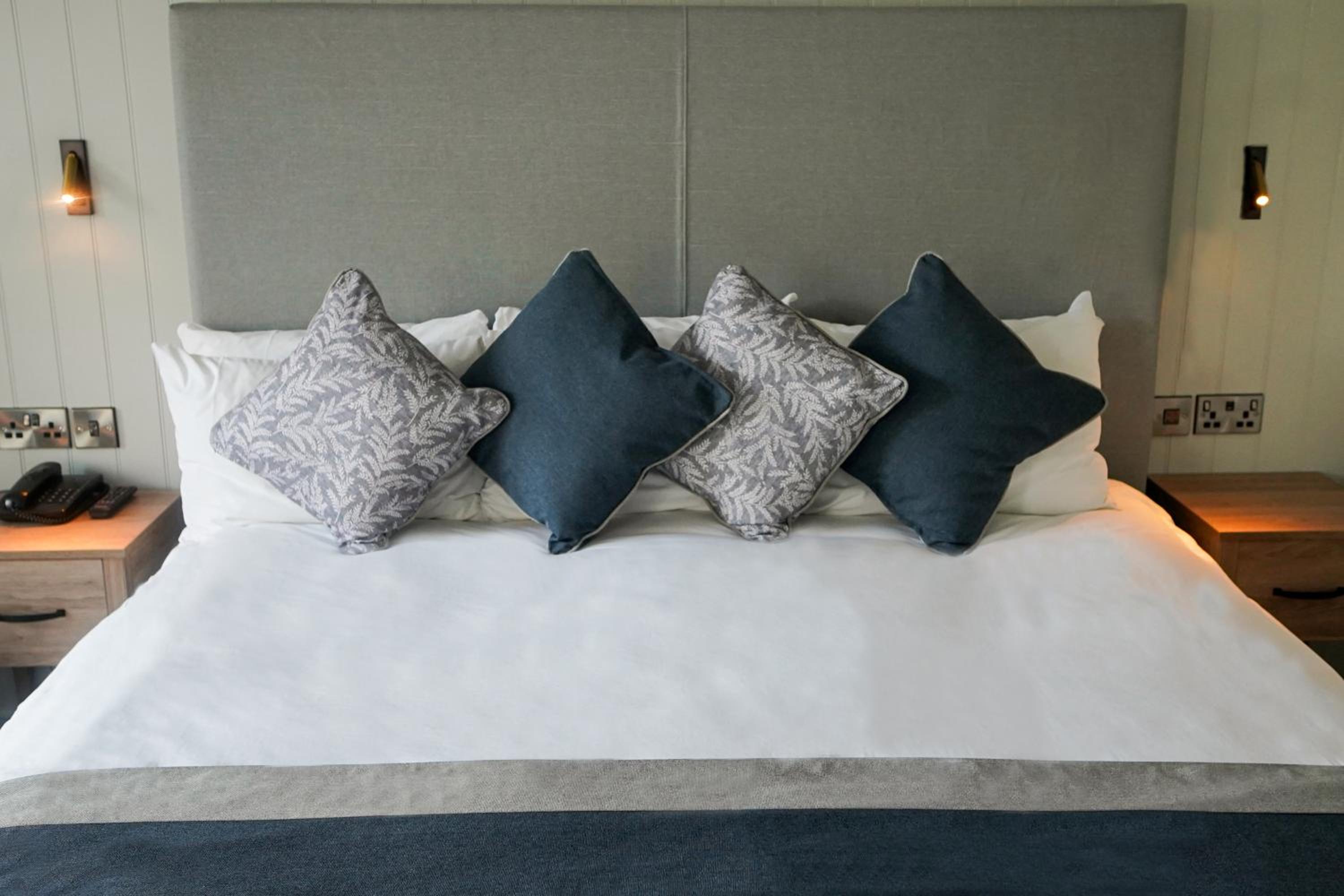Deluxe Double Room with Lake View - Photo 4