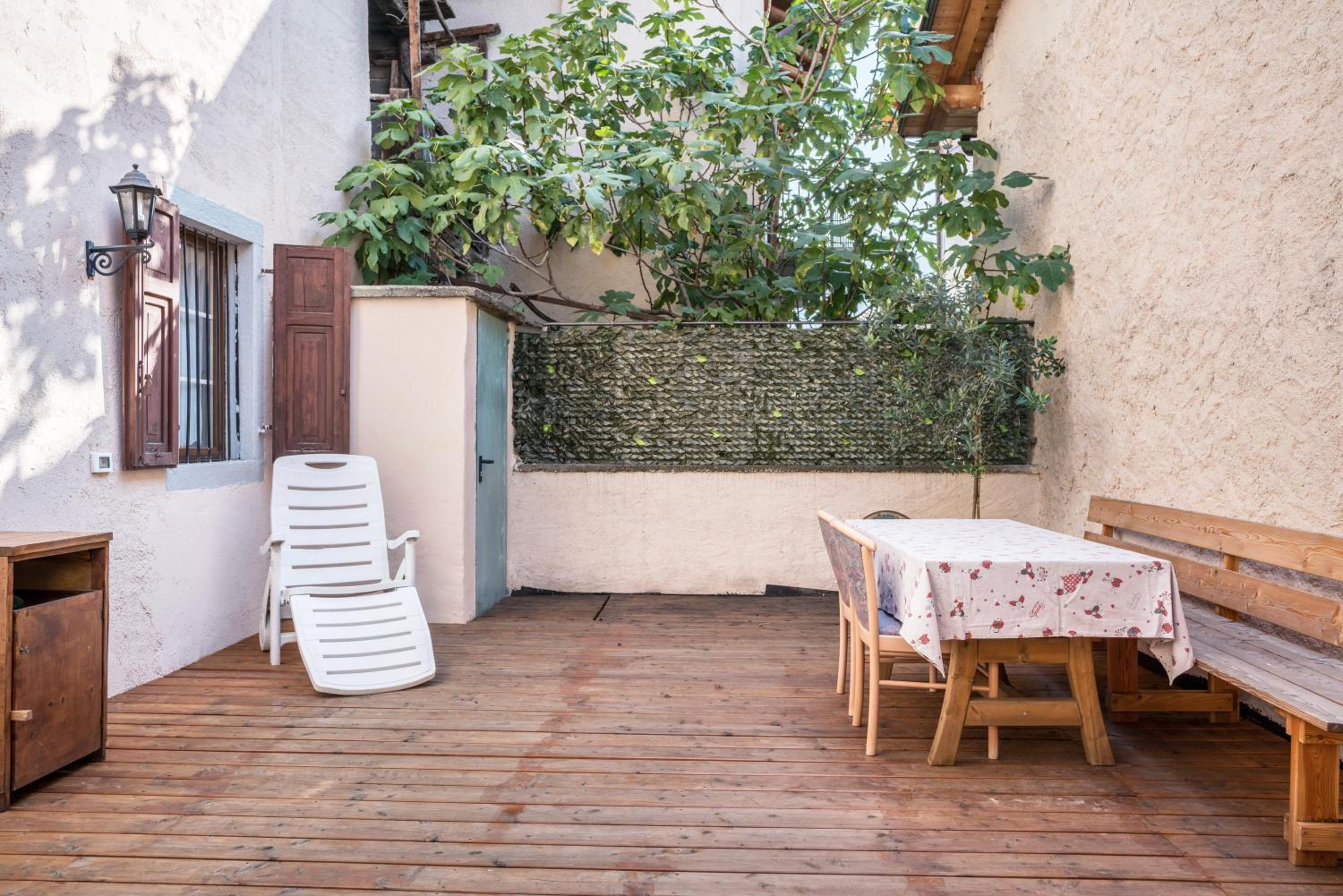 Two-Bedroom Apartment with Mountain View photo 2