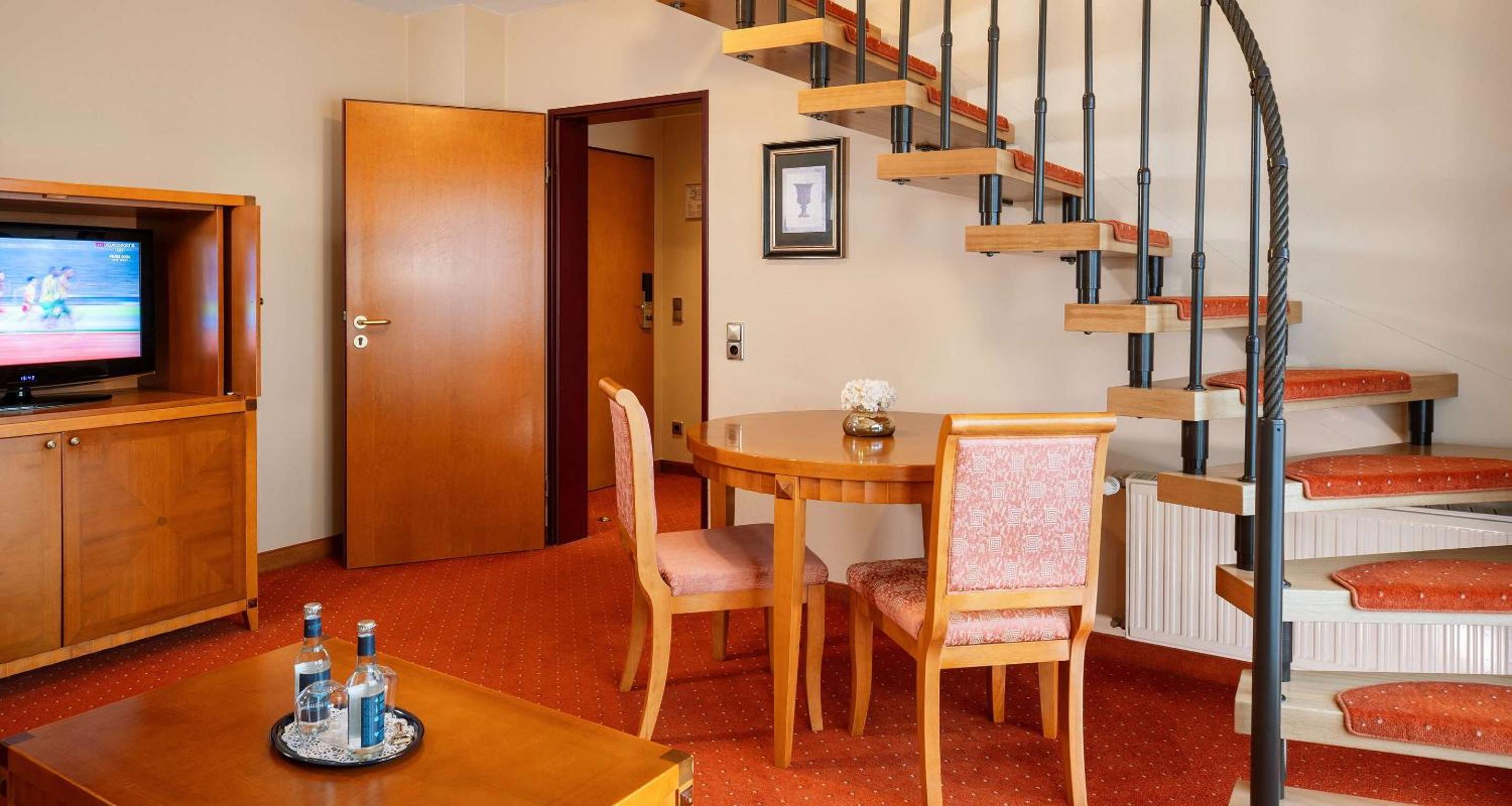 Suite - Photo 1