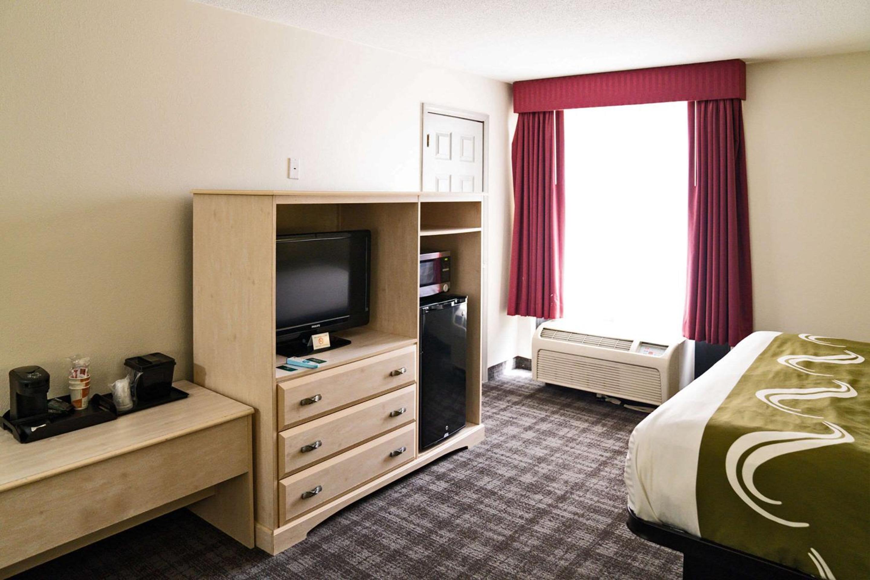Standard King Room - Non-Smoking  - Photo 10
