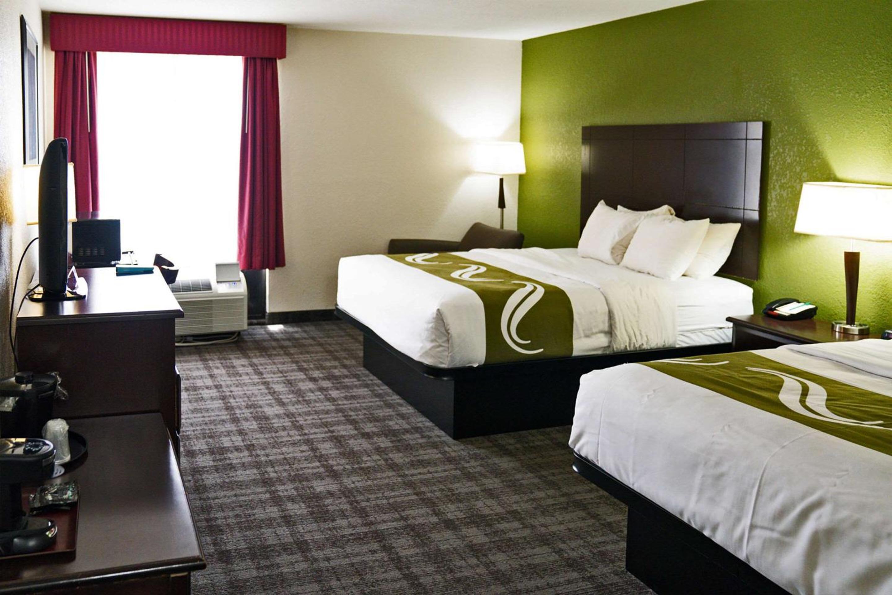 Queen Room with Two Queen Beds - Non-Smoking - Photo 6