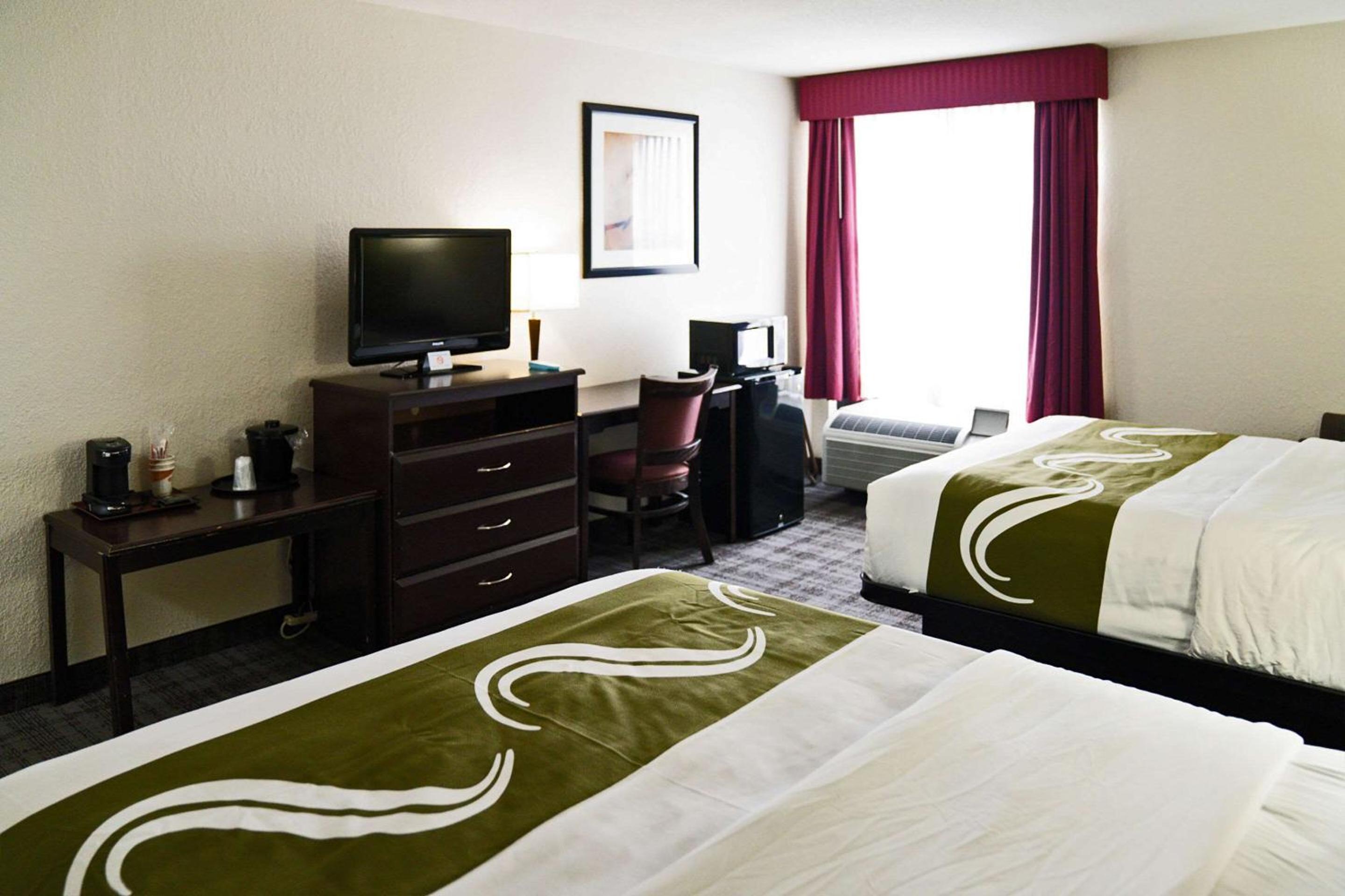 Queen Room with Two Queen Beds - Non-Smoking - Photo 10