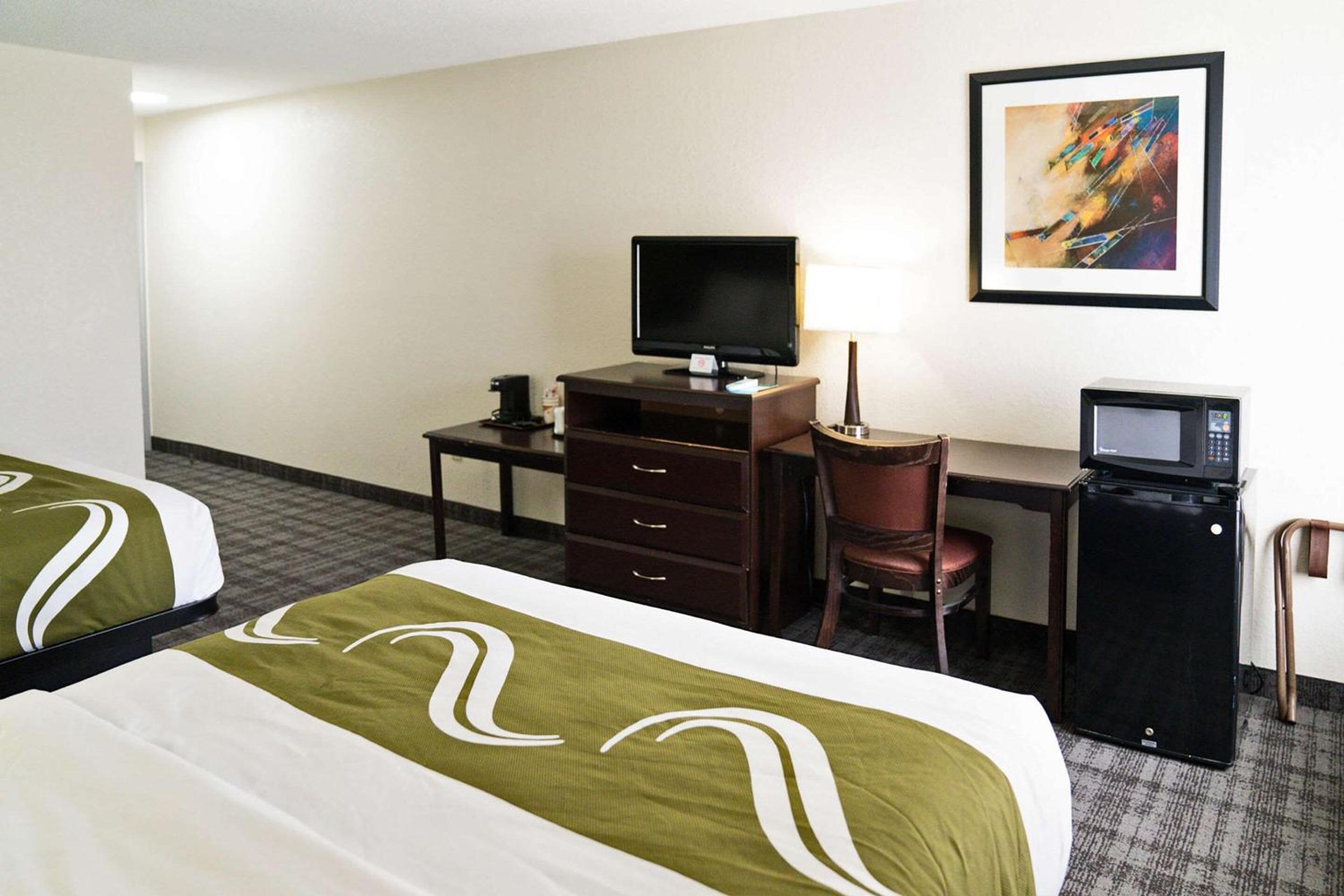 Queen Room with Two Queen Beds - Non-Smoking - Photo 7