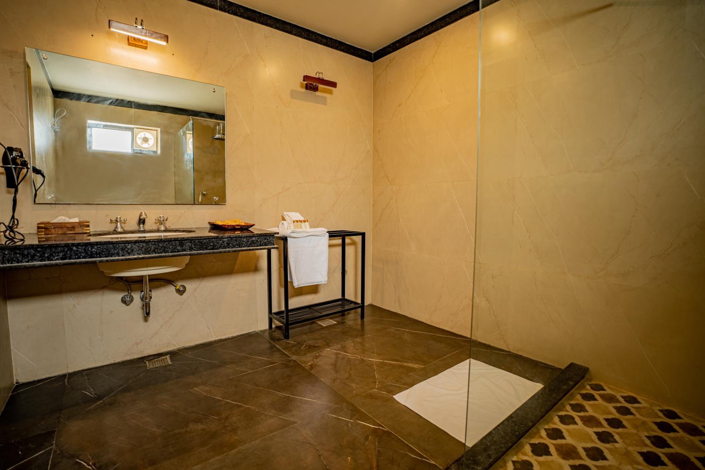 Deluxe Double Room (2 Adults + 1 Child) - Photo 8