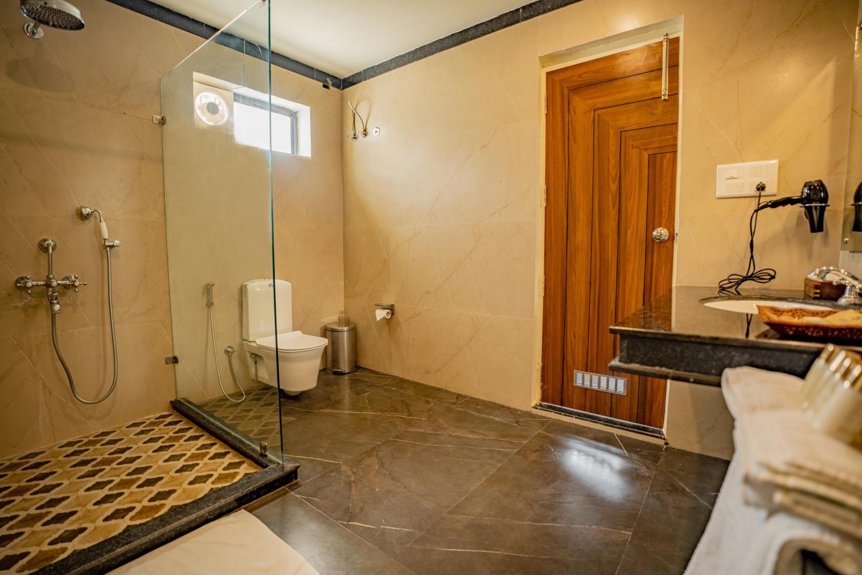 Deluxe Double Room (2 Adults + 1 Child) - Photo 4