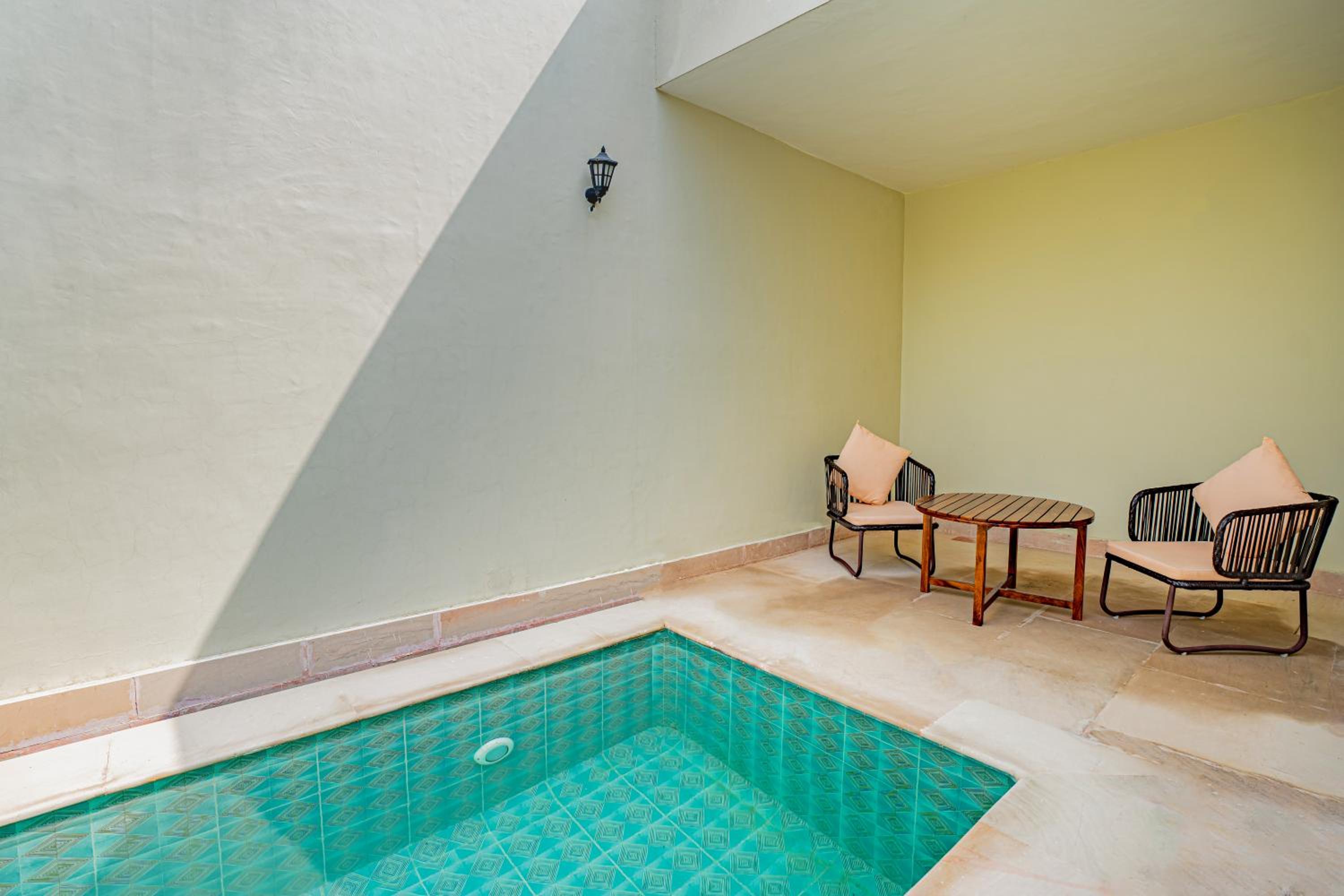 Deluxe Double Room (2 Adults + 1 Child) - Photo 3