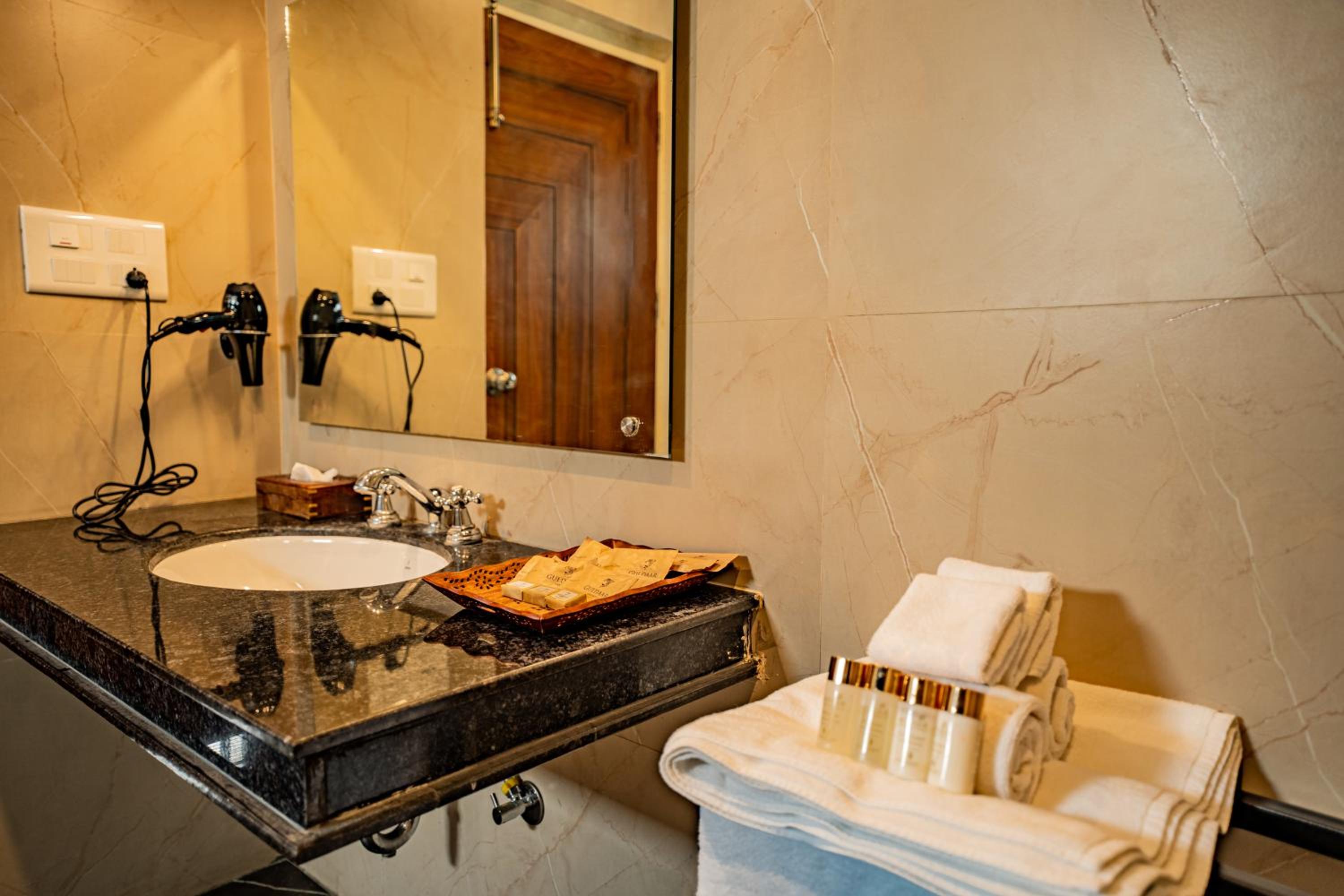Deluxe Double Room (2 Adults + 1 Child) - Photo 2