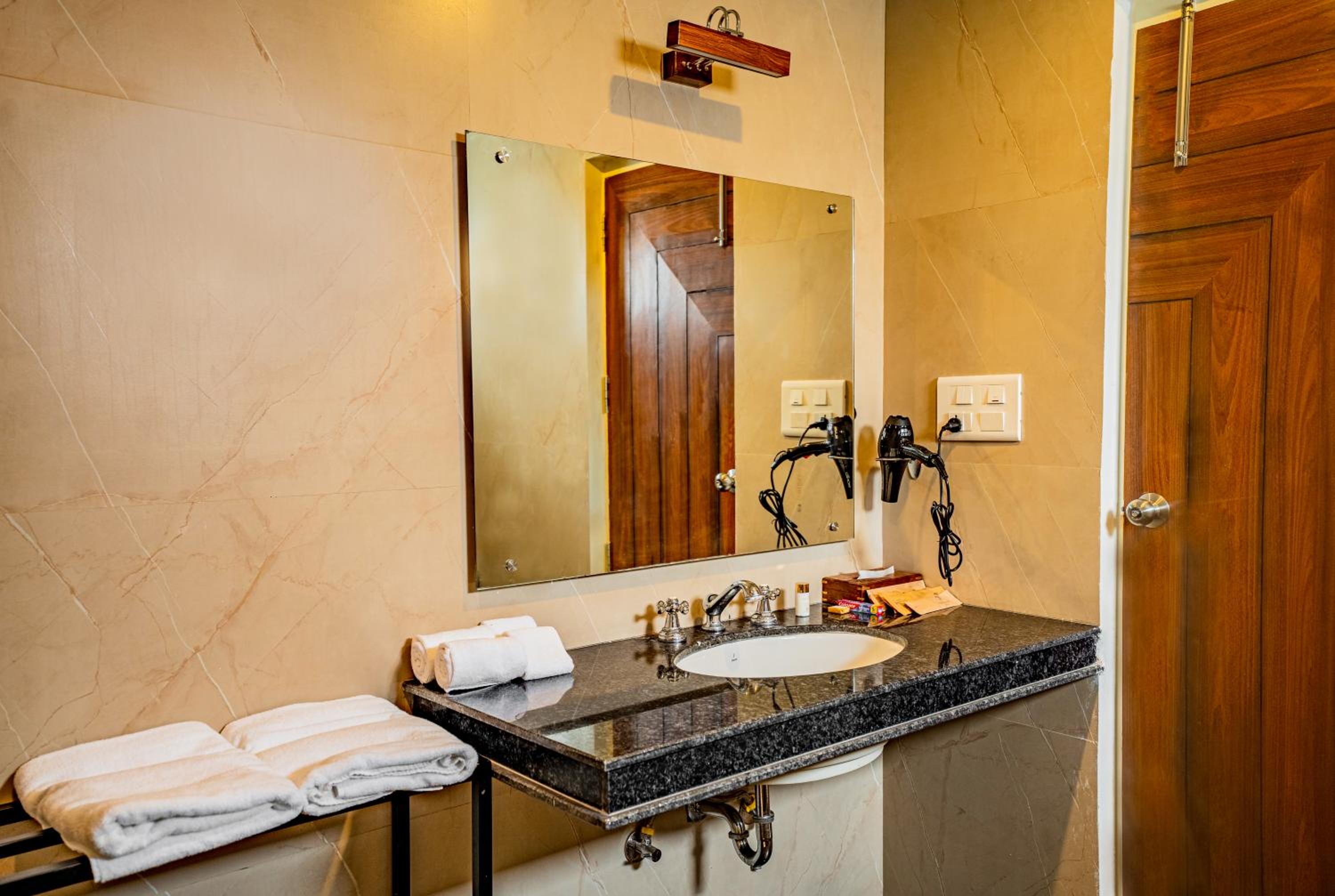 Deluxe Double Room (2 Adults + 1 Child) - Photo 14