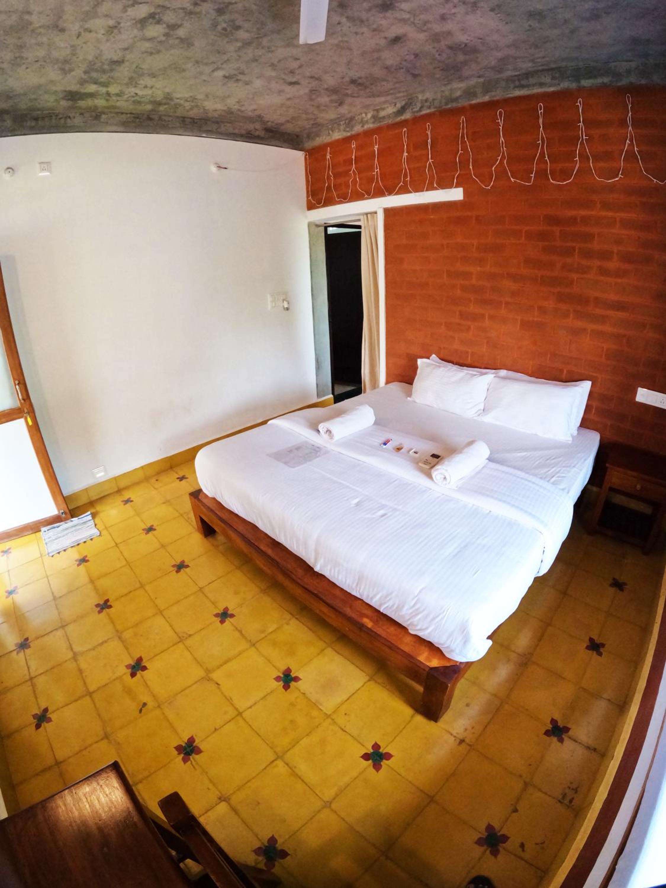 King Room with Balcony - Photo 25