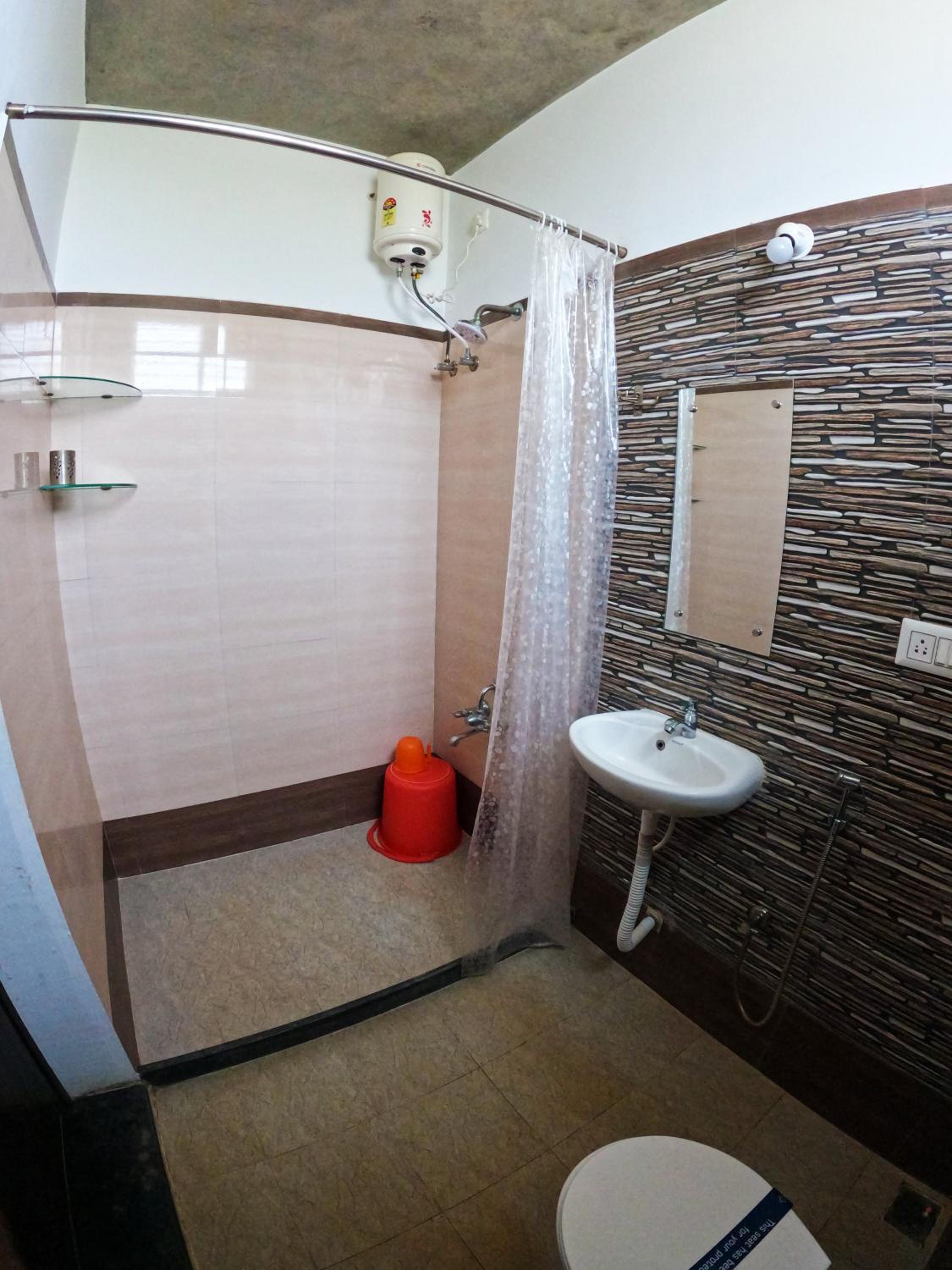 King Room with Balcony - Photo 3
