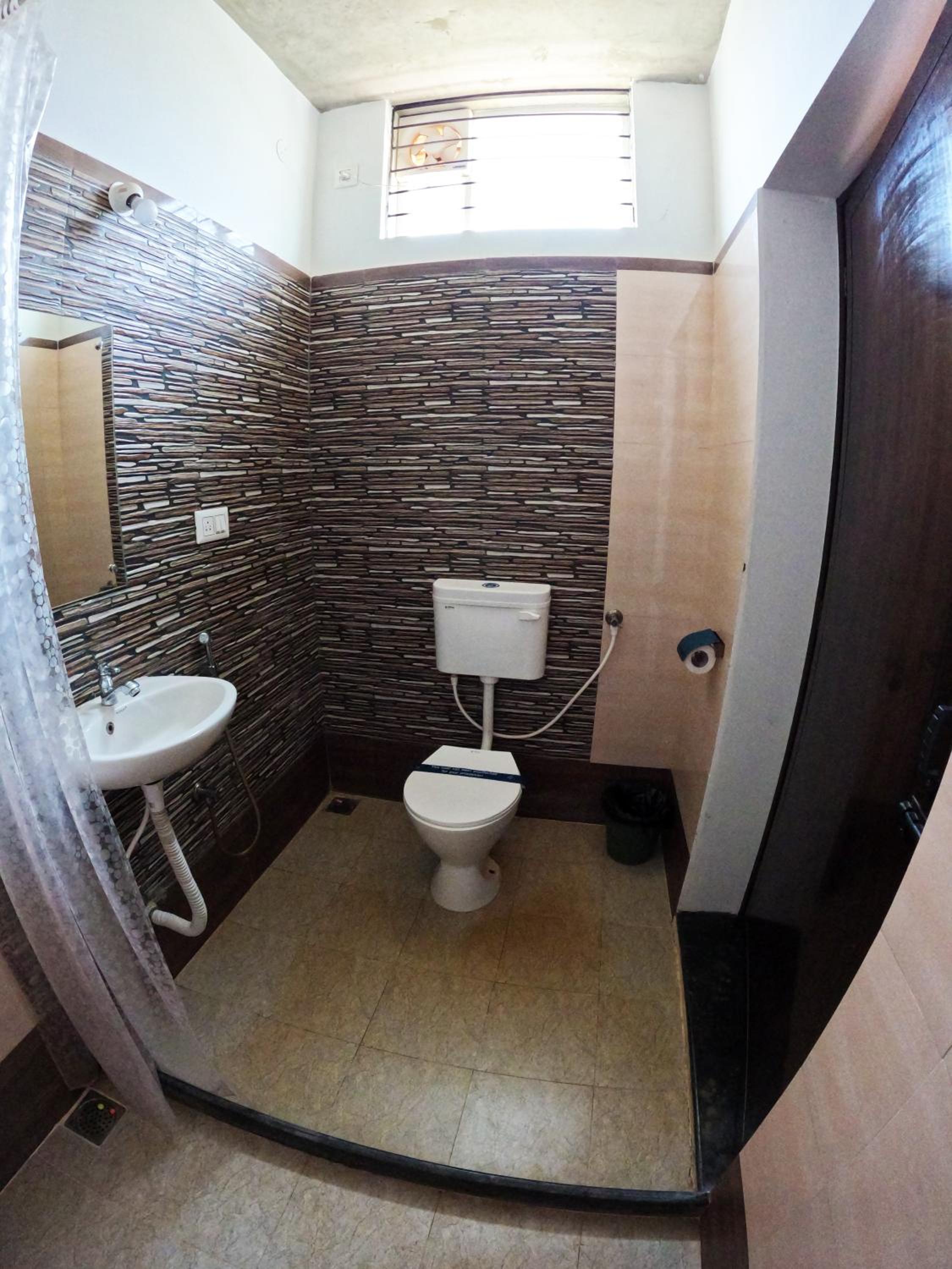 King Room with Balcony - Photo 4