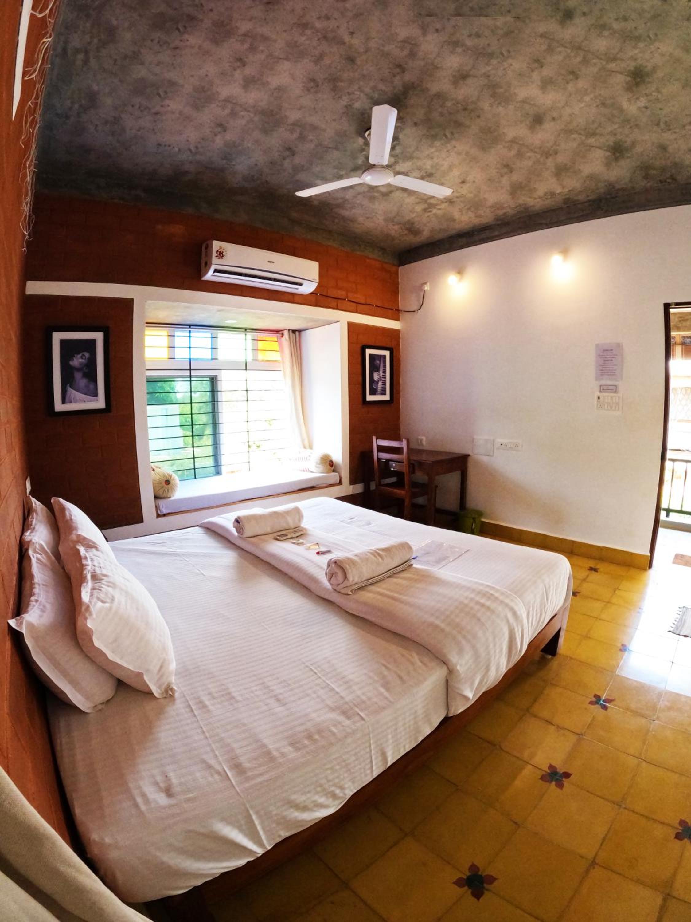 King Room with Balcony - Photo 23