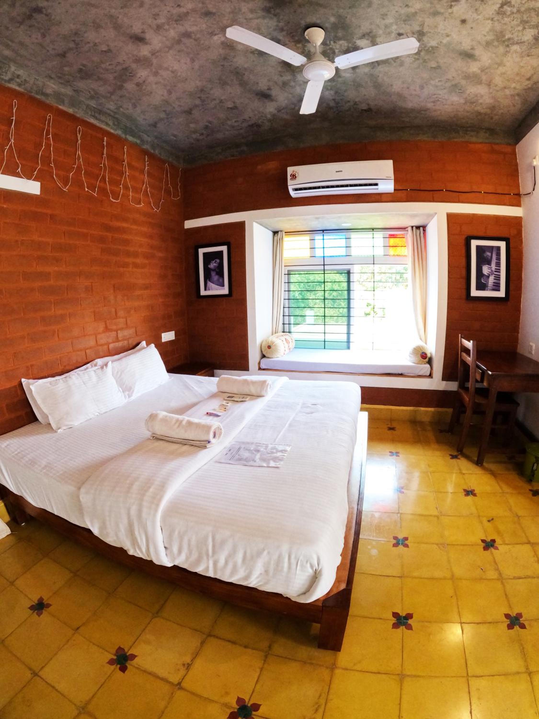King Room with Balcony - Photo 26